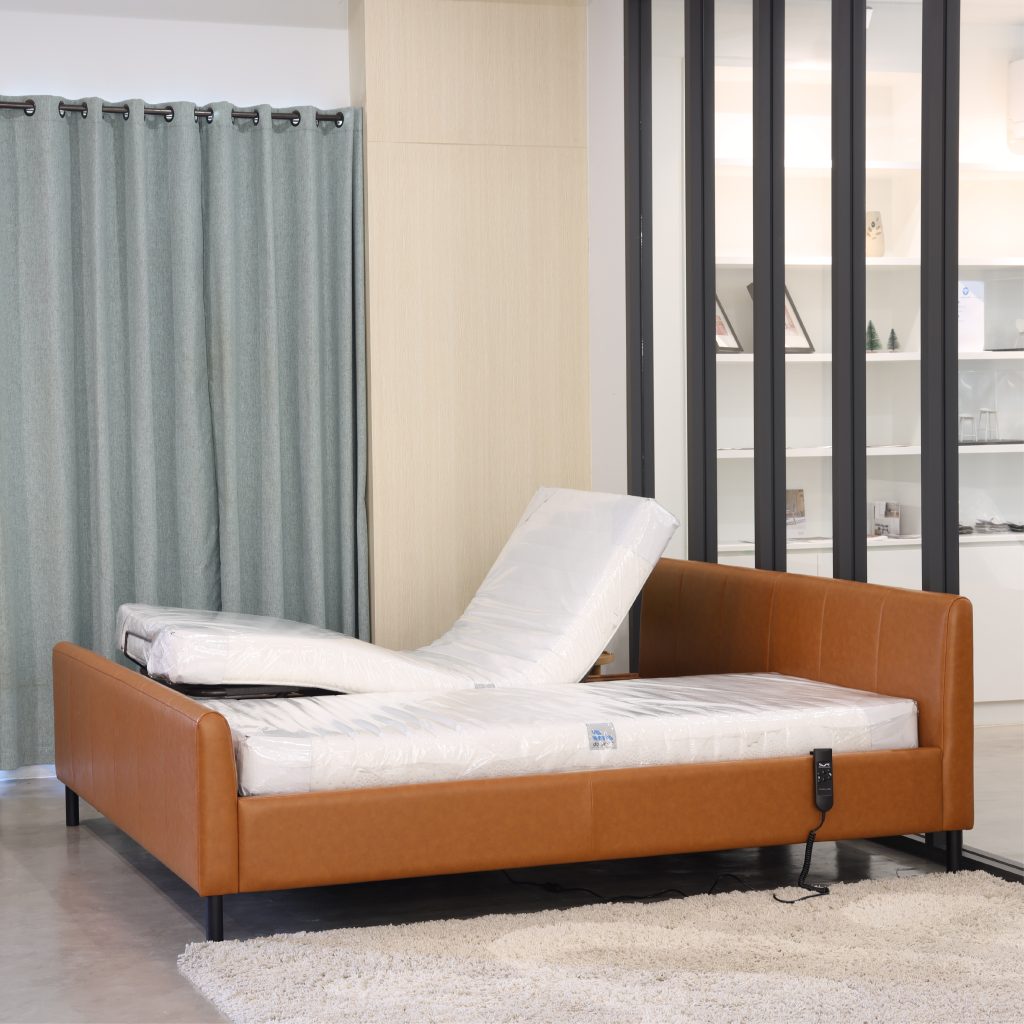 เตียงนอนเพื่อสุขภาพปรับไฟฟ้า PRIMERO DUAL BED สำหรับ 2 ท่าน ขนาด 6 ฟุต (3+3 Ft) + พร้อมที่นอนสุขภาพยางพาราแท้ + หมอนยางพารา + ชุดผ้าปูที่นอน ปลอกหมอน + เก้าอี้นั่งอาบน้ำ