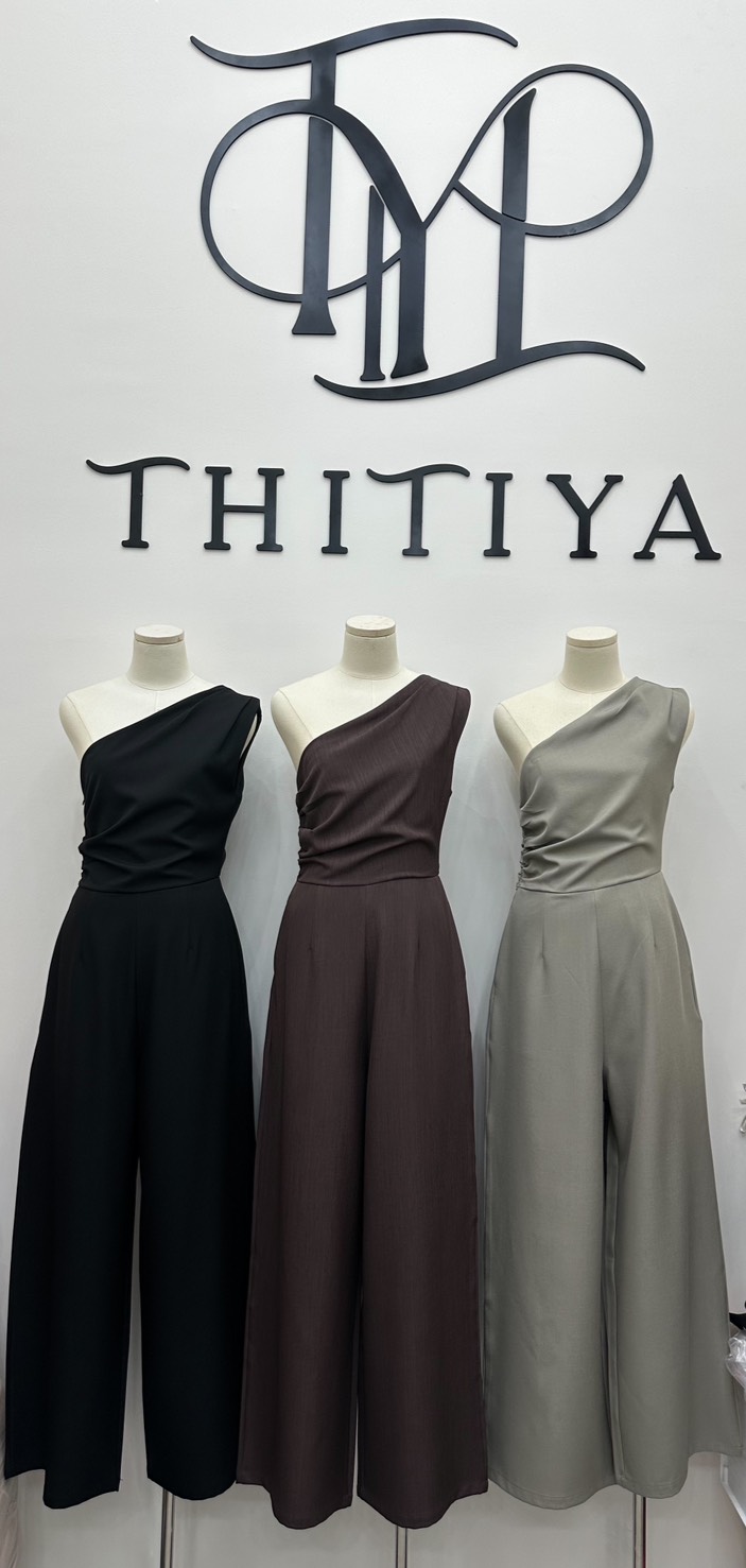 #5512 Eira Jumpsuit จั๊มยาวไหล่เดียว ผ้าดีเนื้อเรียบ ทิ้งตัวสวย ช่วงบนซับในอย่างดี งานเพิ่มกระเป๋าข้างสองฝั่ง Thitiya