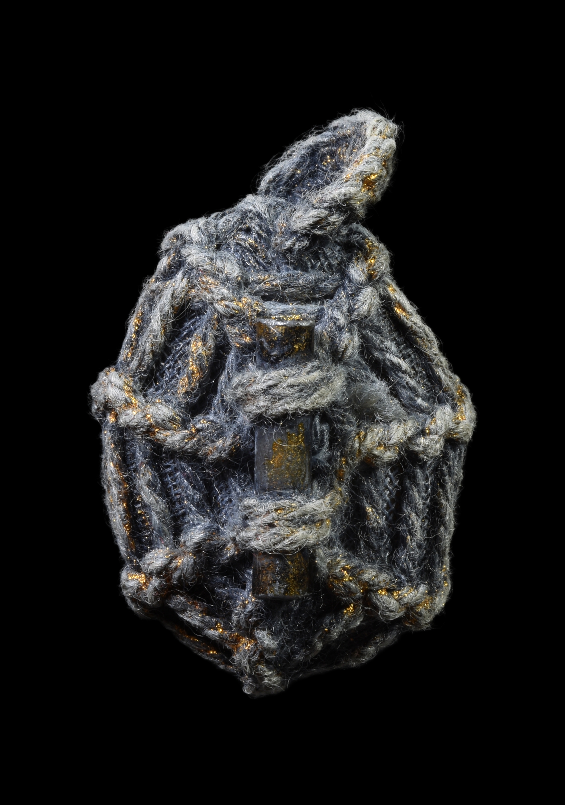 เบี้ยแก่ถักเชือก หลังตระกุด