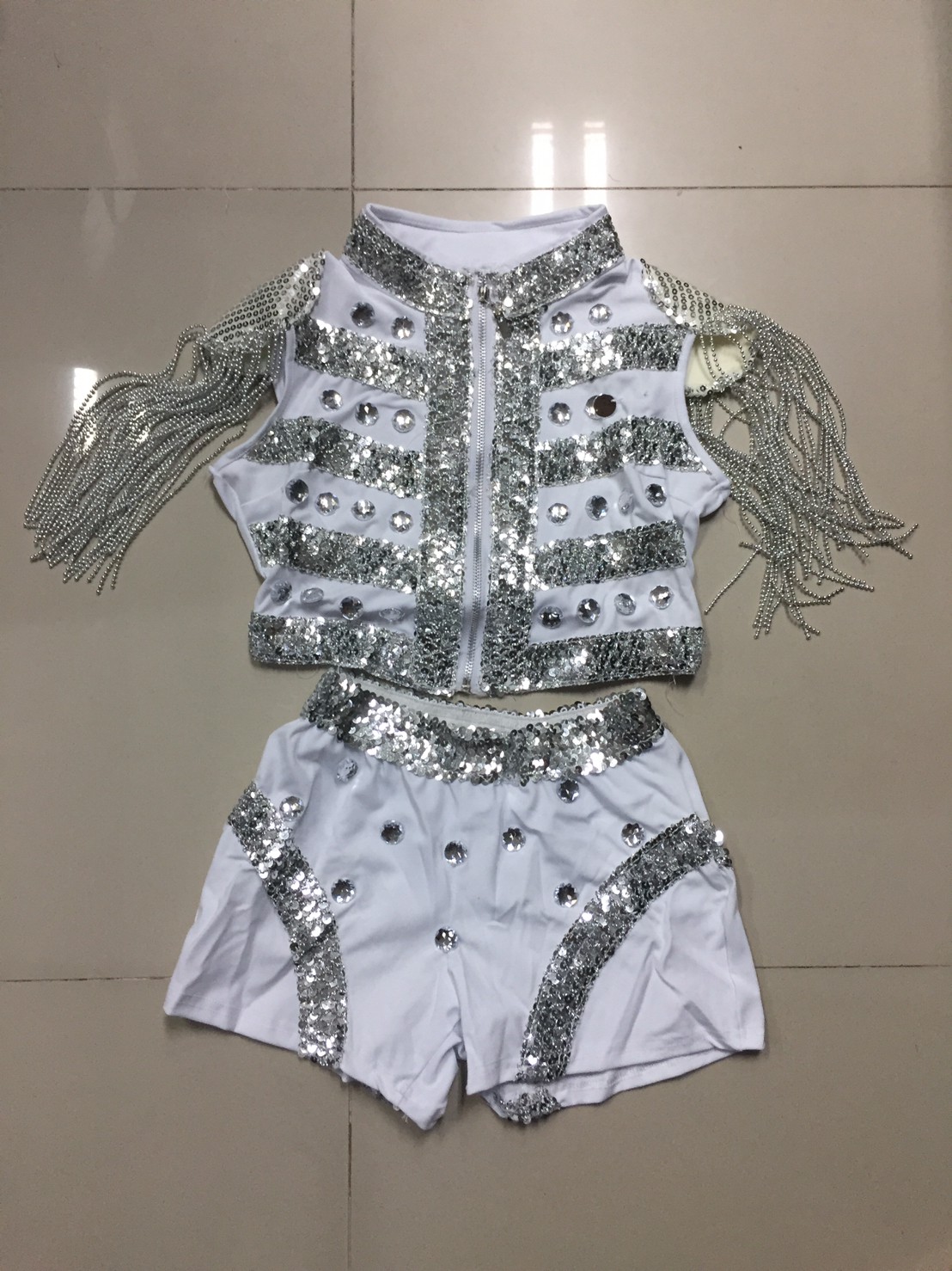 ชุดแฟนซี - ชุดพีอาร์ พริตตี้ เสื้อคร๊อปเอวลอยสีขาว แต่งเพชร เกล็ดปลาและพู่โซ่ที่ไหล่ กางเกงขาสั้น