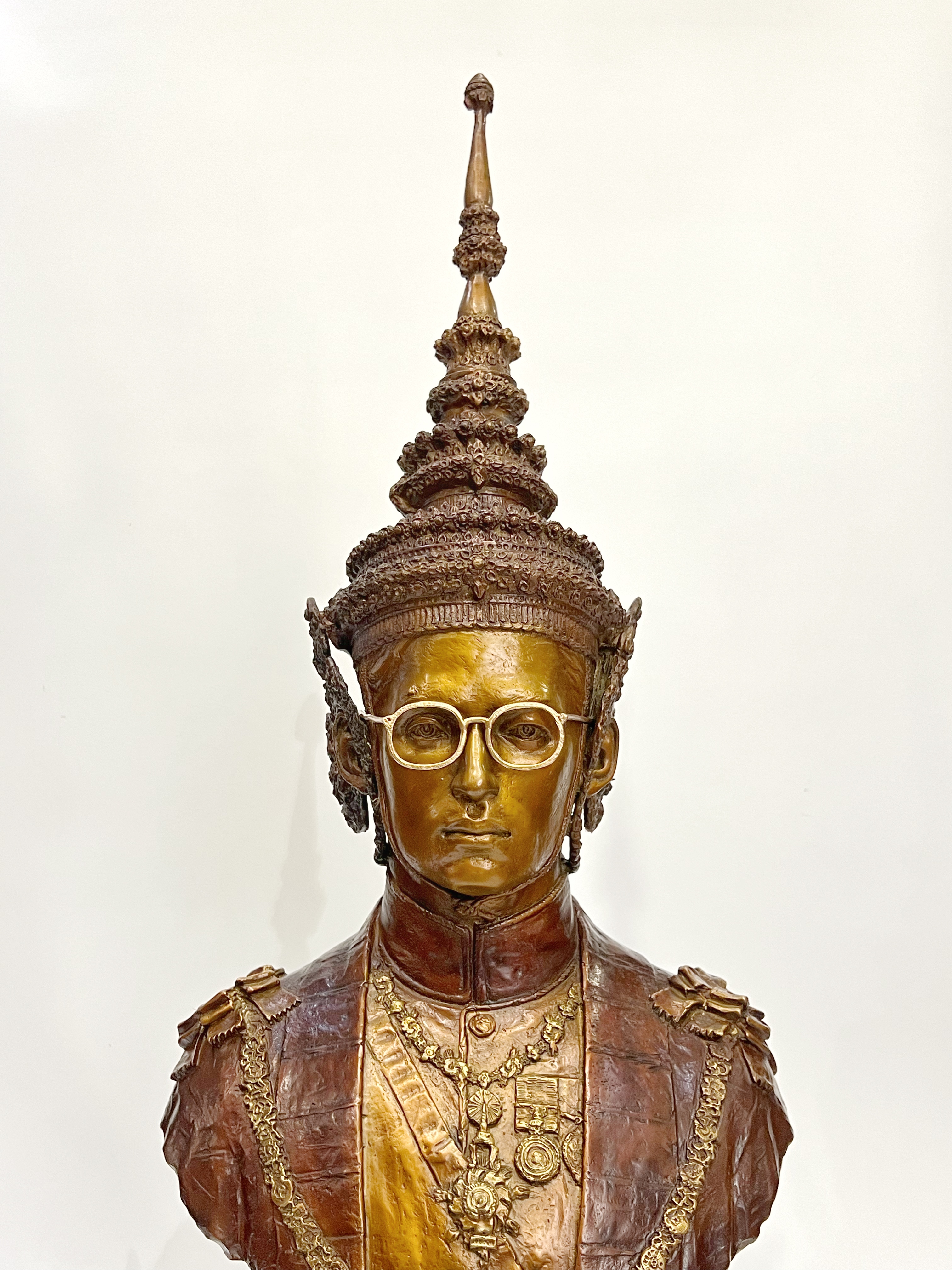 รัชกาลที่ 9 ครึ่งพระองค์ (ทรงพระมหาพิชัยมงกุฎ)