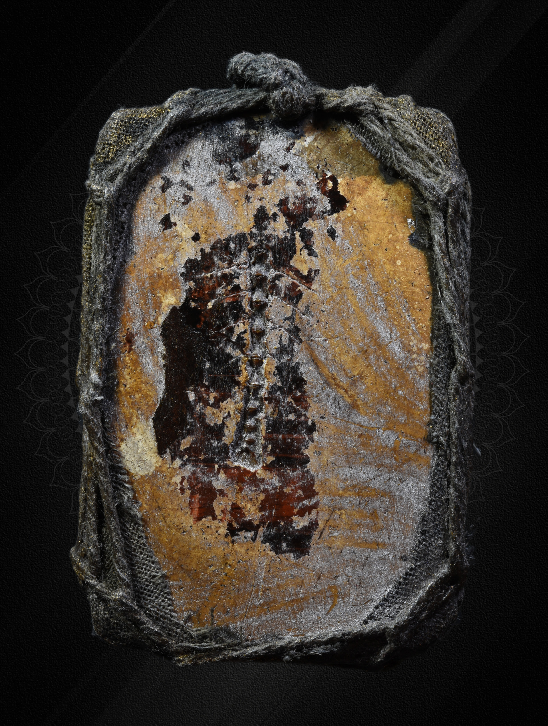 พระสมเด็จหลังก้างปลา ฐานเจดีย์ 9 ชั้น ( องค์ใหญ่ )