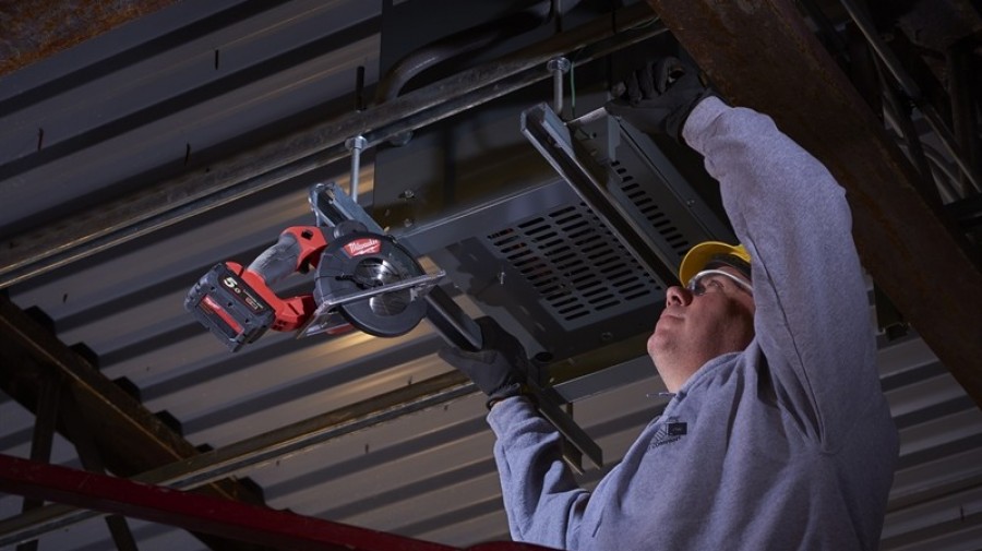 MILWAUKEE รุ่น M18 FMCS-0X เลื่อยวงเดือนตัดเหล็กไร้สายขนาด 150 มิลลิเมตร แรงดัน 18 โวลท์ เครื่องเปล่า