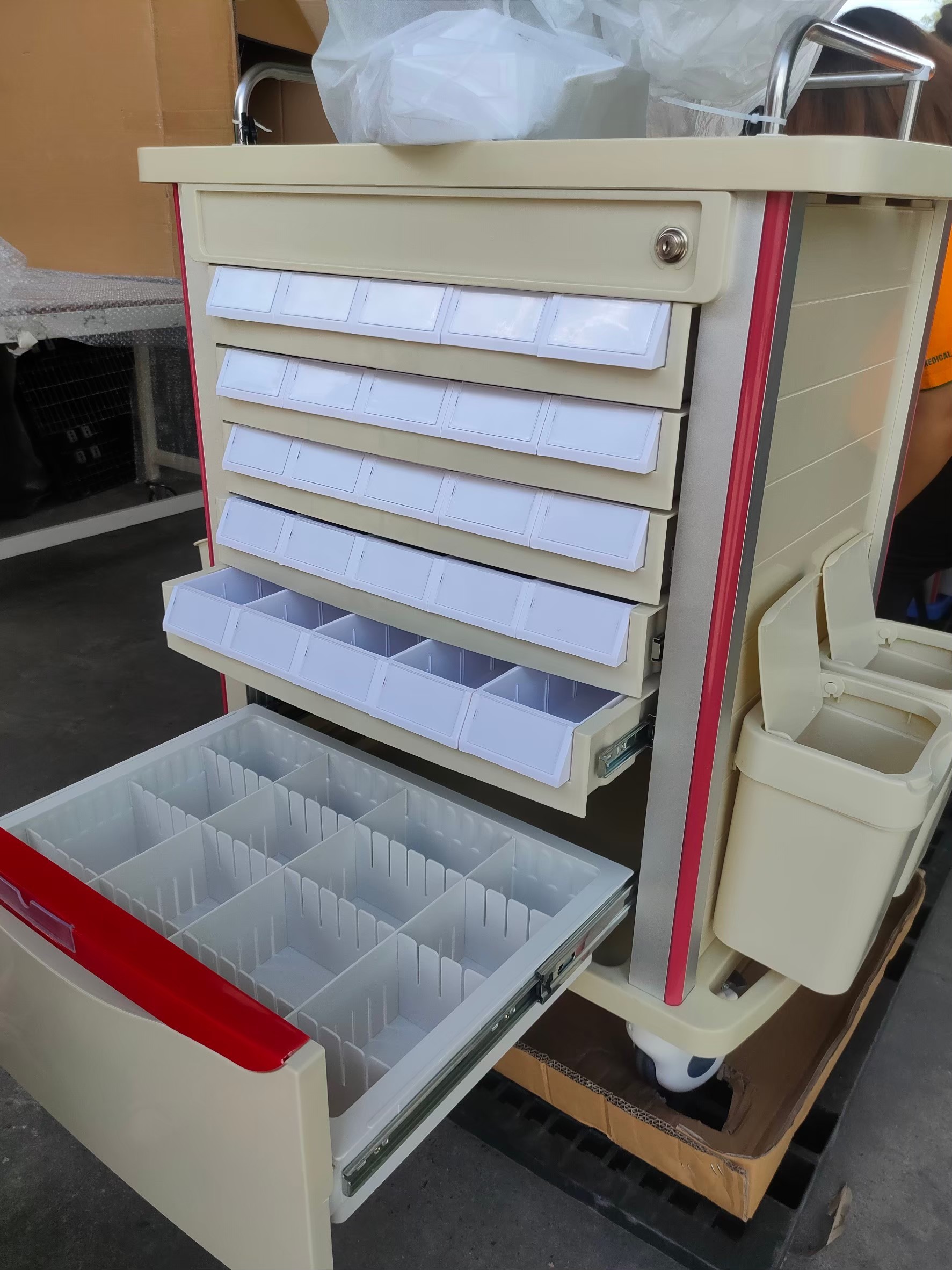 รถเข็นฉุกเฉิน สำหรับจ่ายยา 50 ช่อง รุ่น SL-F08-2 (Emergency Trolley)