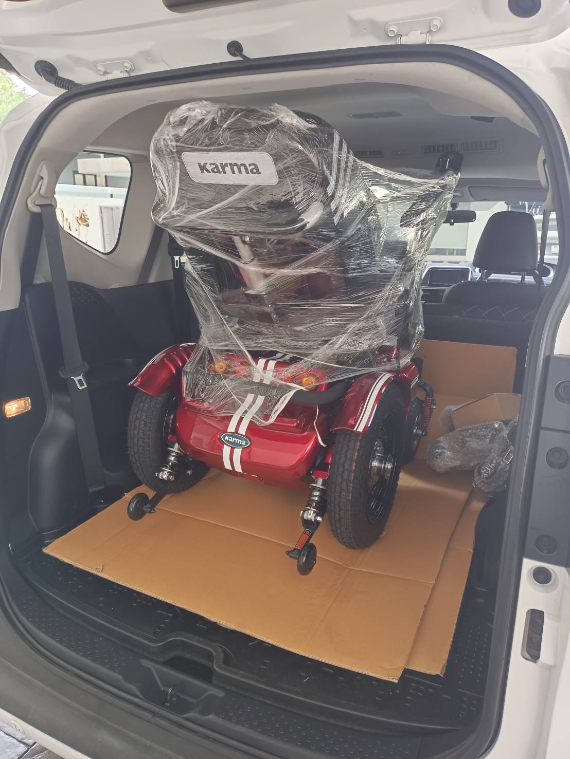 รถเข็นไฟฟ้าคาร์ม่า รุ่น Saber KP45.5 (Power WheelChair KARMA Saber KP45.5) สามารถปรับเอนนอนได้ รับประกันศูนย์ 5 ปี (รุ่น TOP)