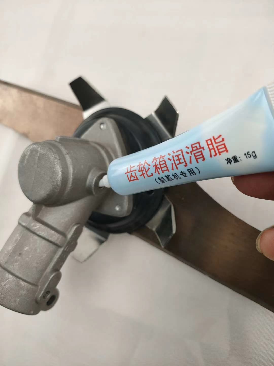 จาระบีใส่หัวเกียร์ เครื่องตัดหญ้า หลอดเล็ก 15 กรัม