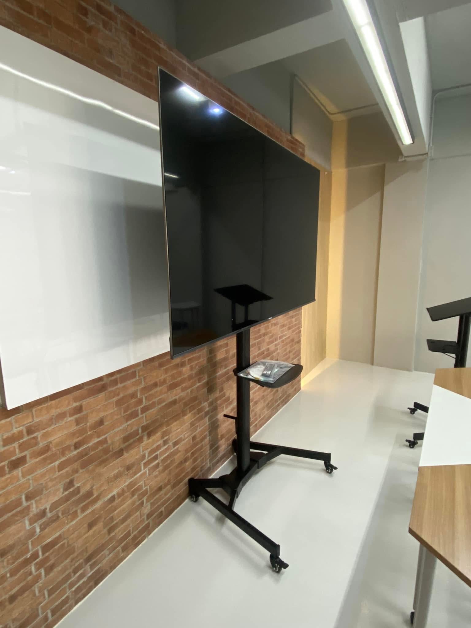 JMTVSTAND MT-F8500 ขาตั้งพื้นทีวีล้อเลื่อน(TV Stand)วัสดุเหล็กหนา ใช้มือปรับหมุนสูง/ต่ำได้ด้วยมือเดียวเท่านั้น(รับประกัน 3ปี) 32"-75" นิ้ว0964746498