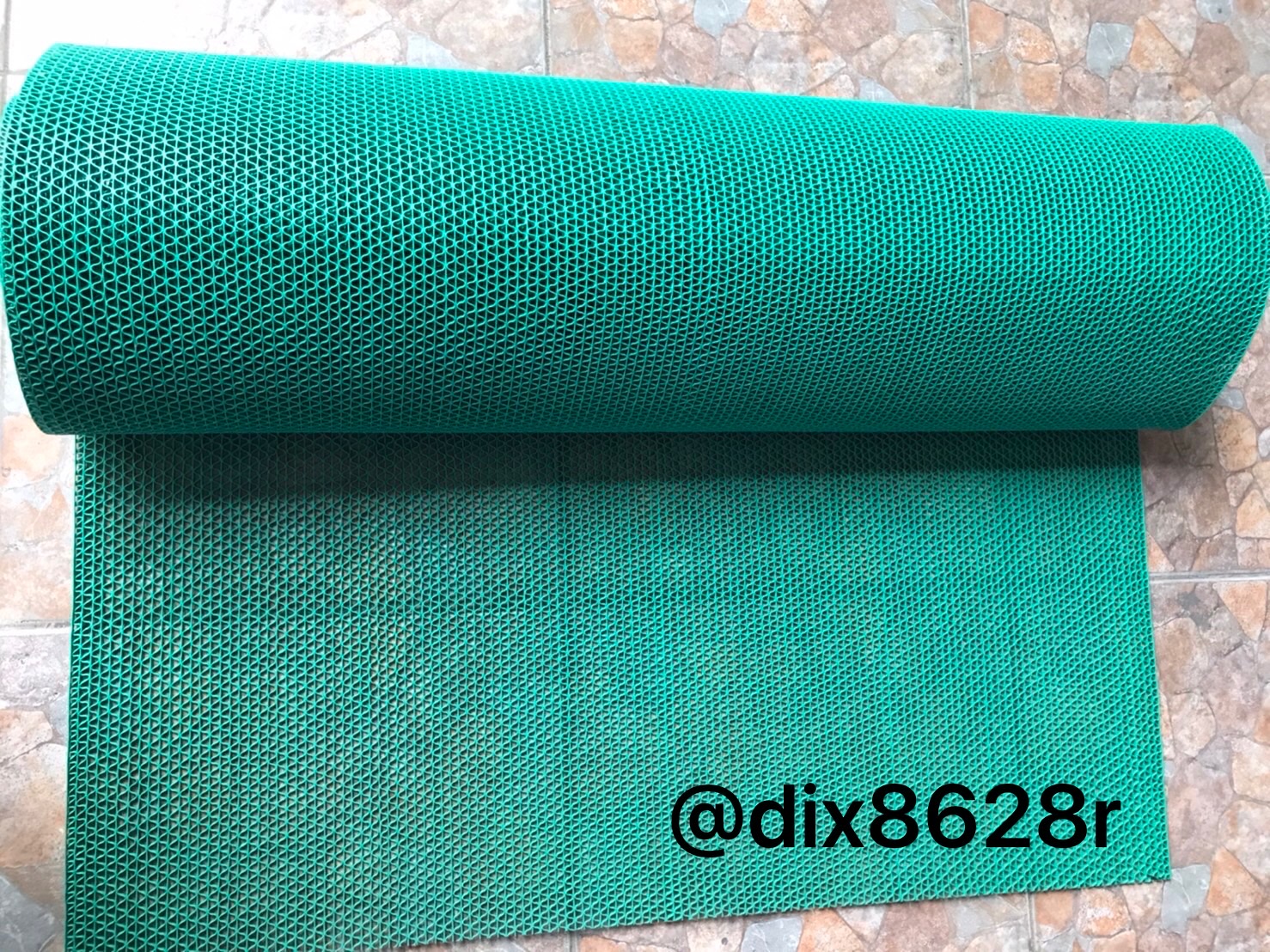 แผ่นกันลื่น สีเขียว ใช้ปูพื้นทางเดิน เพื่อกันลื่นล้ม หน้ากว้าง90cm.ตัดขายเป็นเมตรละ 299 บาท