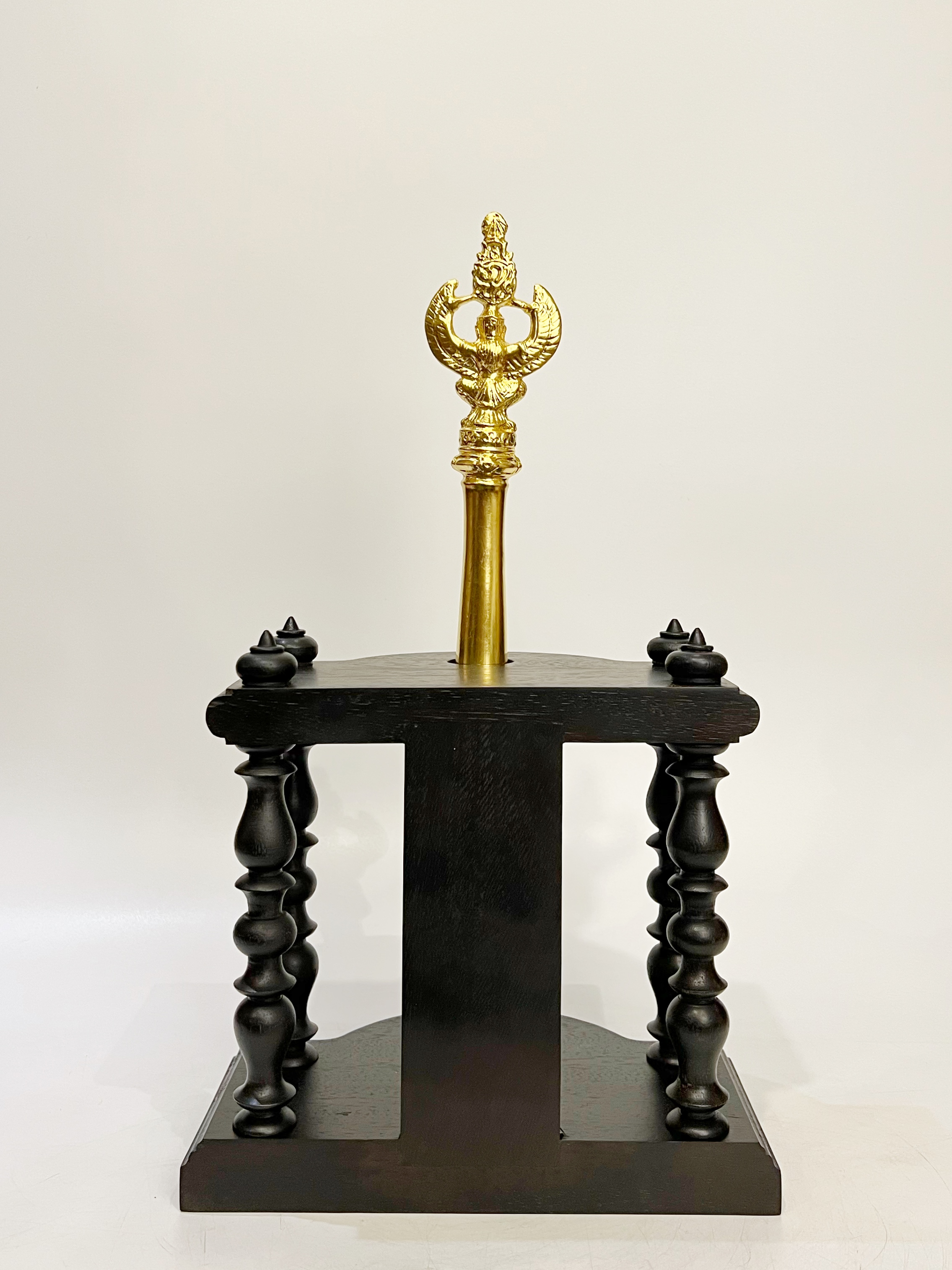 พระคฑาจอมพล ในรัชกาลที่ 9 พร้อมแท่นวางไม้มะค่าแบบสี่เสา