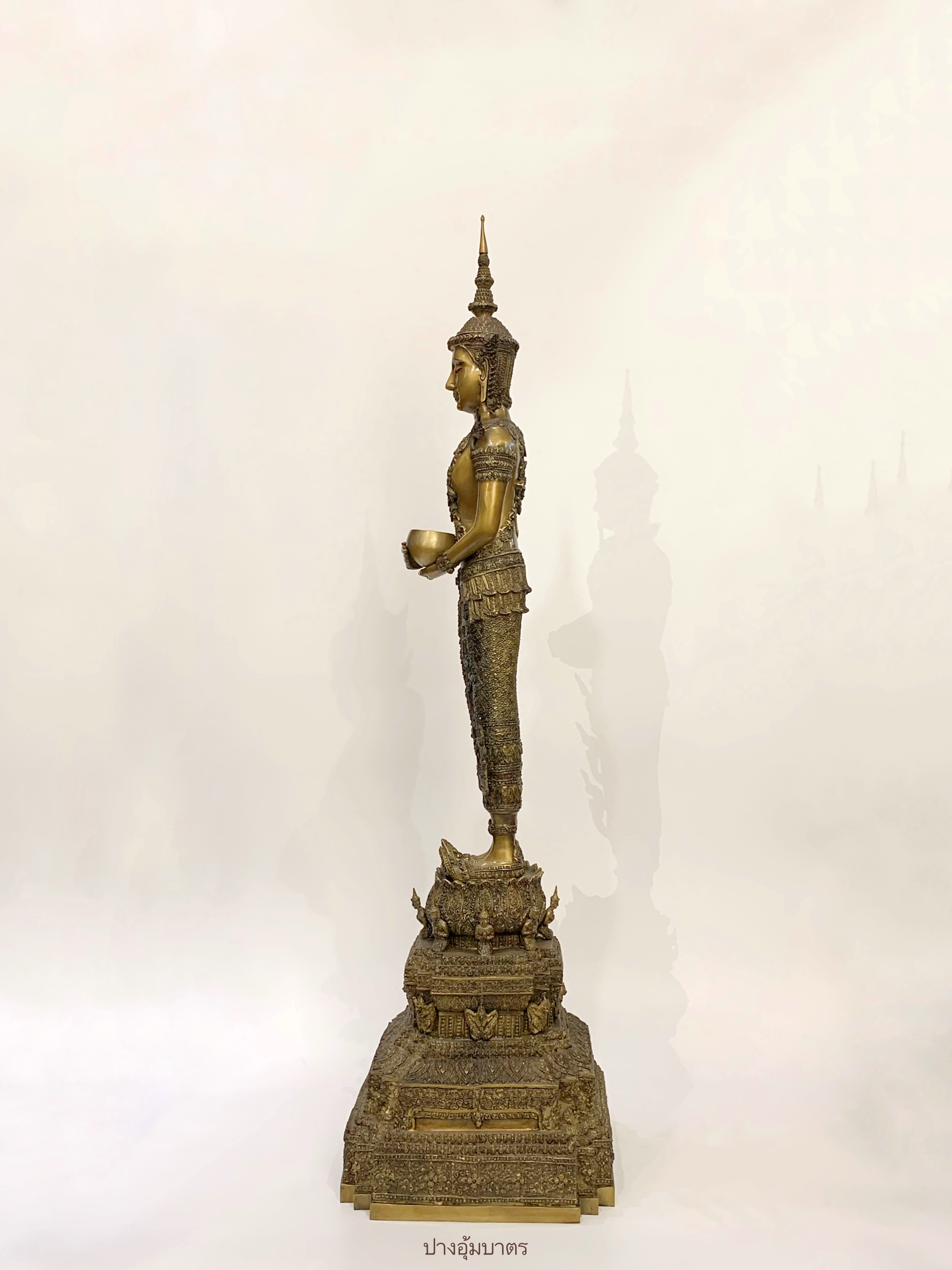 พระพุทธรูป ปางอุ้มบาตร ทรงเครื่องจักรพรรดิ์ หน้าตัก 9 นิ้ว