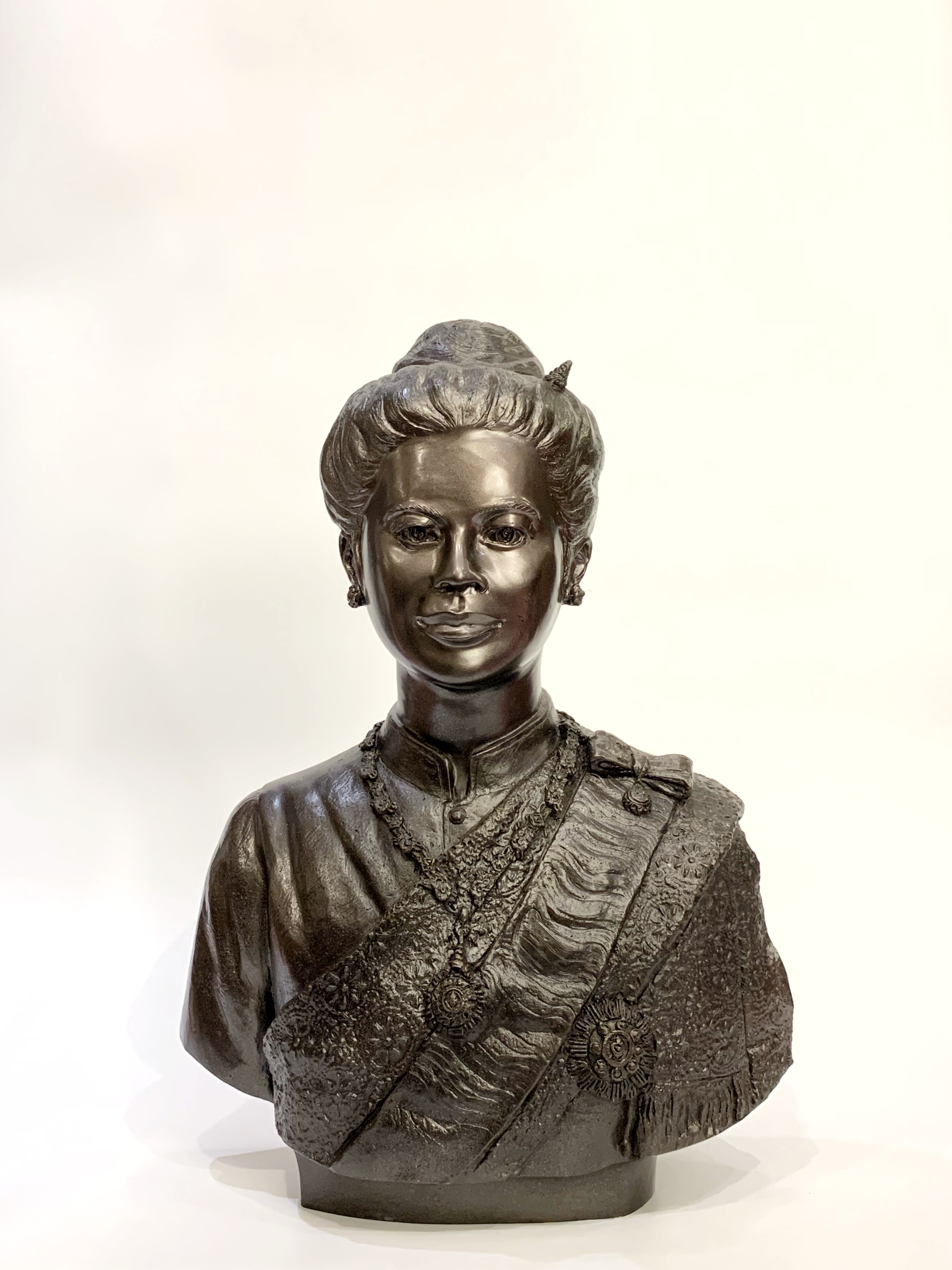 สมเด็จพระนางเจ้าสิริกิติ์ ครึ่งพระองค์