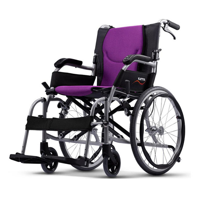 รถเข็นวีลแชร์น้ำหนักเบา อลูมินัมอัลลอยด์คาร์ม่า Ergo Lite2 (WheelChair KARMA Ergo Lite 2) เบาะกว้าง 18 นิ้ว ล้อหลังใหญ่ 20 นิ้ว น้ำหนักเบาเพียง 10.5 กก. สะดวกต่อการย้ายผู้ป่วยขึ้นเตียง พกพาสะดวก นั่งสบาย โครงพักเท้าสวิงได้ (รุ่นยอดนิยม)