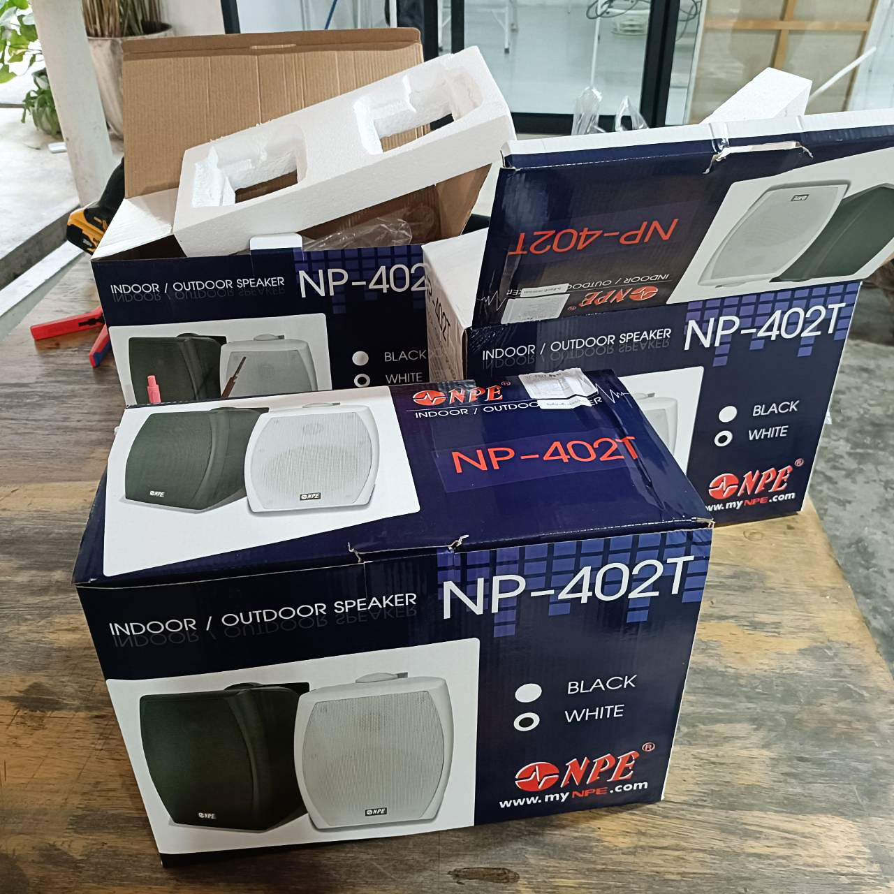 ติดตั้งเครื่องเสียง เดินท่อร้อยสายลำโพง ติดลำโพงตู้ติดผนัง ( Wall Mount Speaker ) จำนวน 6 ใบให้กับ บริษัท แฟคอาร์ตเซ็นเตอร์ จำกัด ( FAC )