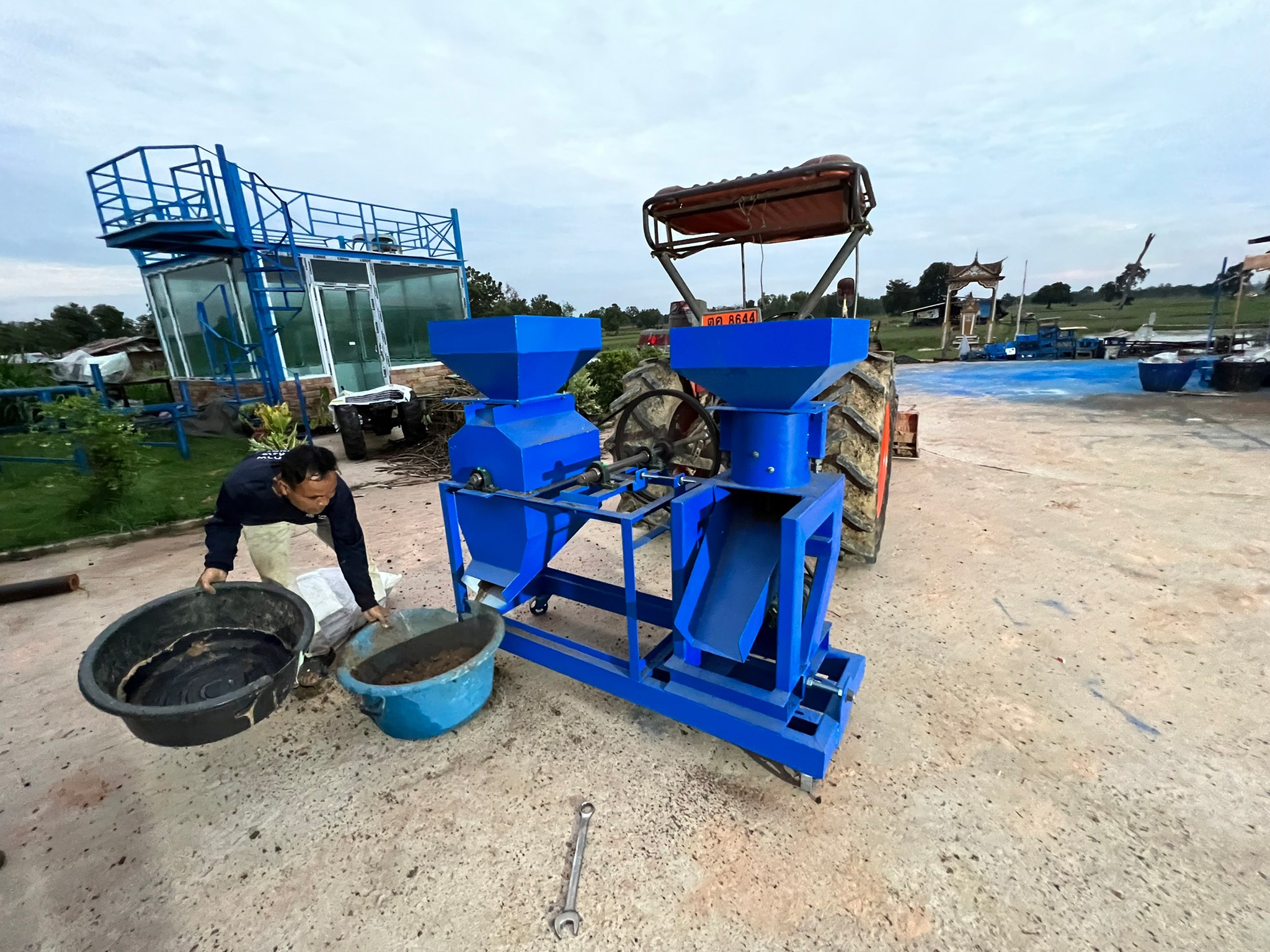 เครื่องอัดเม็ดและเครื่องตีป่น 2หัว เเบบติดรถไถนั่งขับPTO