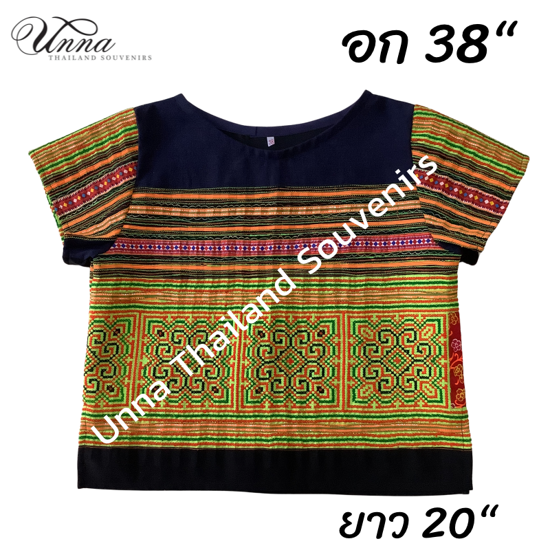 เสื้อแขนสั้น แต่งลายผ้าปักมือชนเผ่า ช่วงบนผ้าสีดำเป็นผ้าใยกัญชง อัดกาวทั้งตัว อก 38“ ยาว 20“