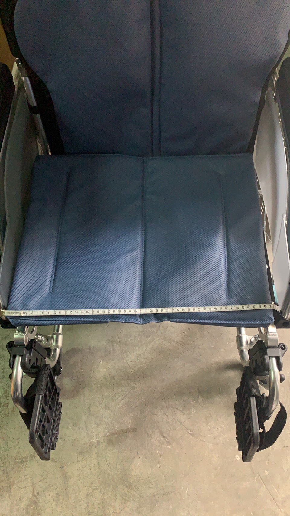 รถเข็นวีลแชร์ไซร้ใหญ่ อลูมิเนียม แบรนด์ญี่ปุ่น Matsunaga AR-500 (車いす) เบาะนั่งกว้างพิเศษ 20 นิ้ว + โครงที่พักเท้าแบบปรับได้ สามารถยกตรงได้ (Elevating Foot Rest) เหมาะกับผู้ใช้งานใส่เฝือกที่ขา รับน้ำหนักสูงสุด 130 กก. สำหรับคนมีรูปร่างอ้วน ใหญ่