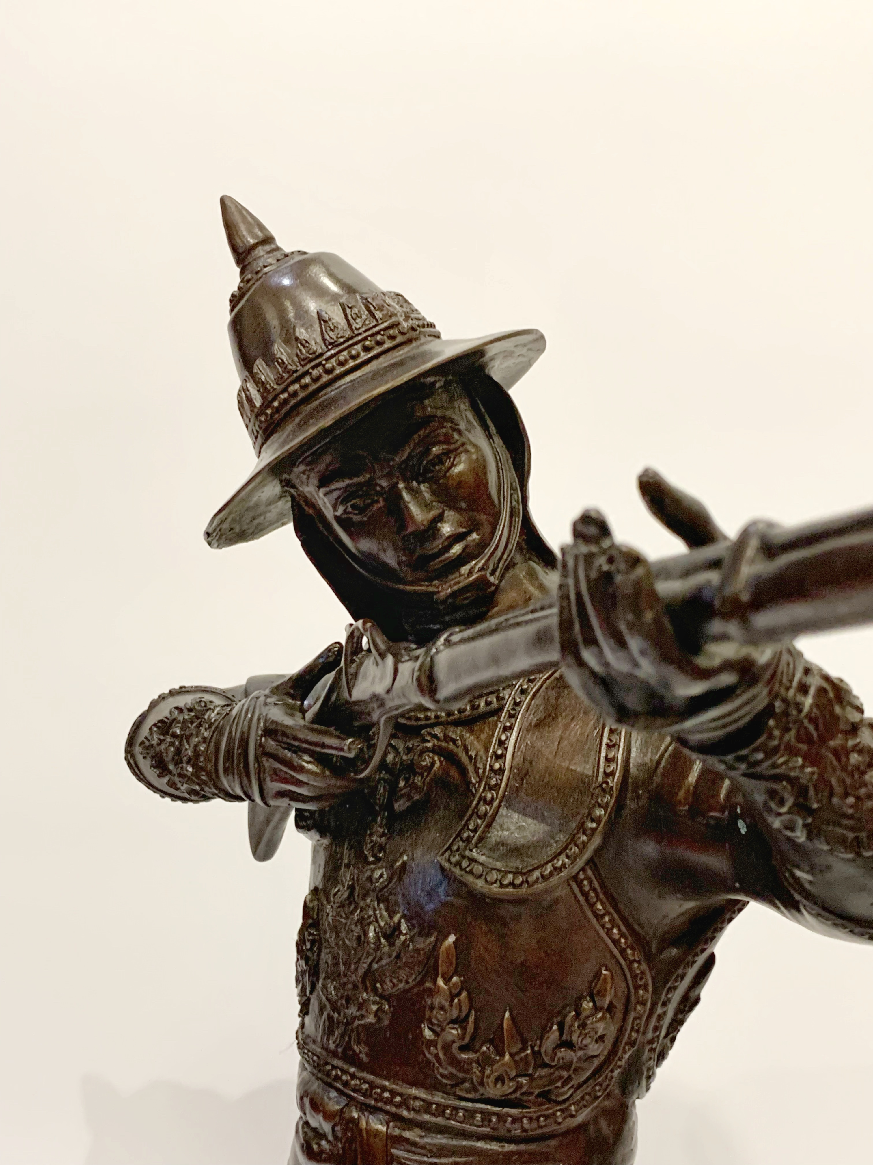 พระนเรศวรมหาราช ทรงพระแสงปืนต้น หน้าตัก 9 นิ้ว