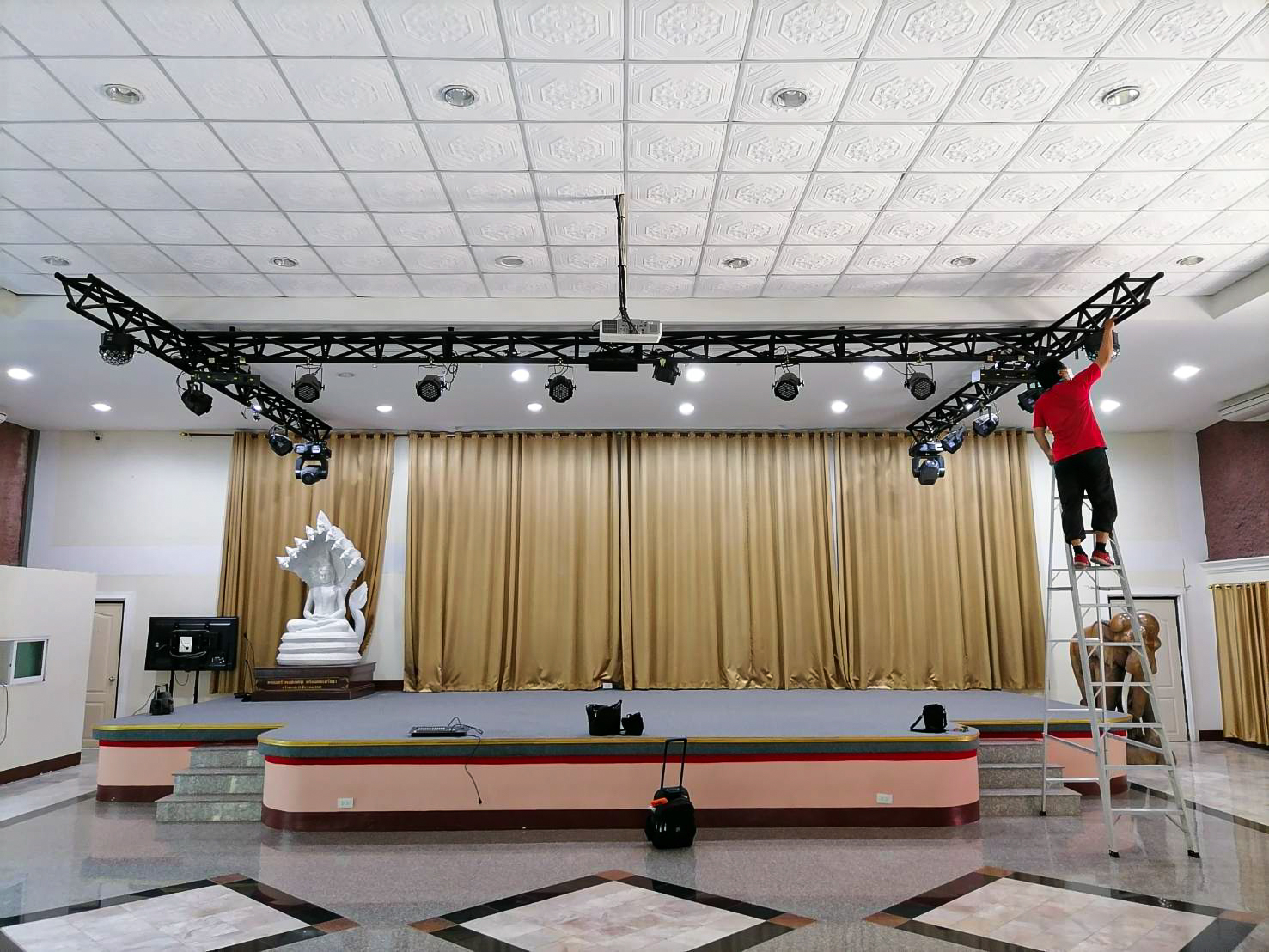 Goodsound Studio เข้าปรับปรุงระบบแสงบนเวทีประจำ อาคาร 2 ศรีวชิรธรรมสถาน