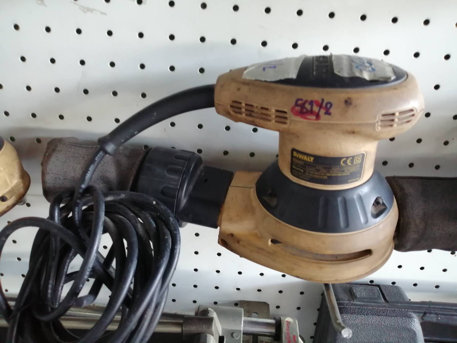 เครื่องขัดกระดาษทราย DEWALT