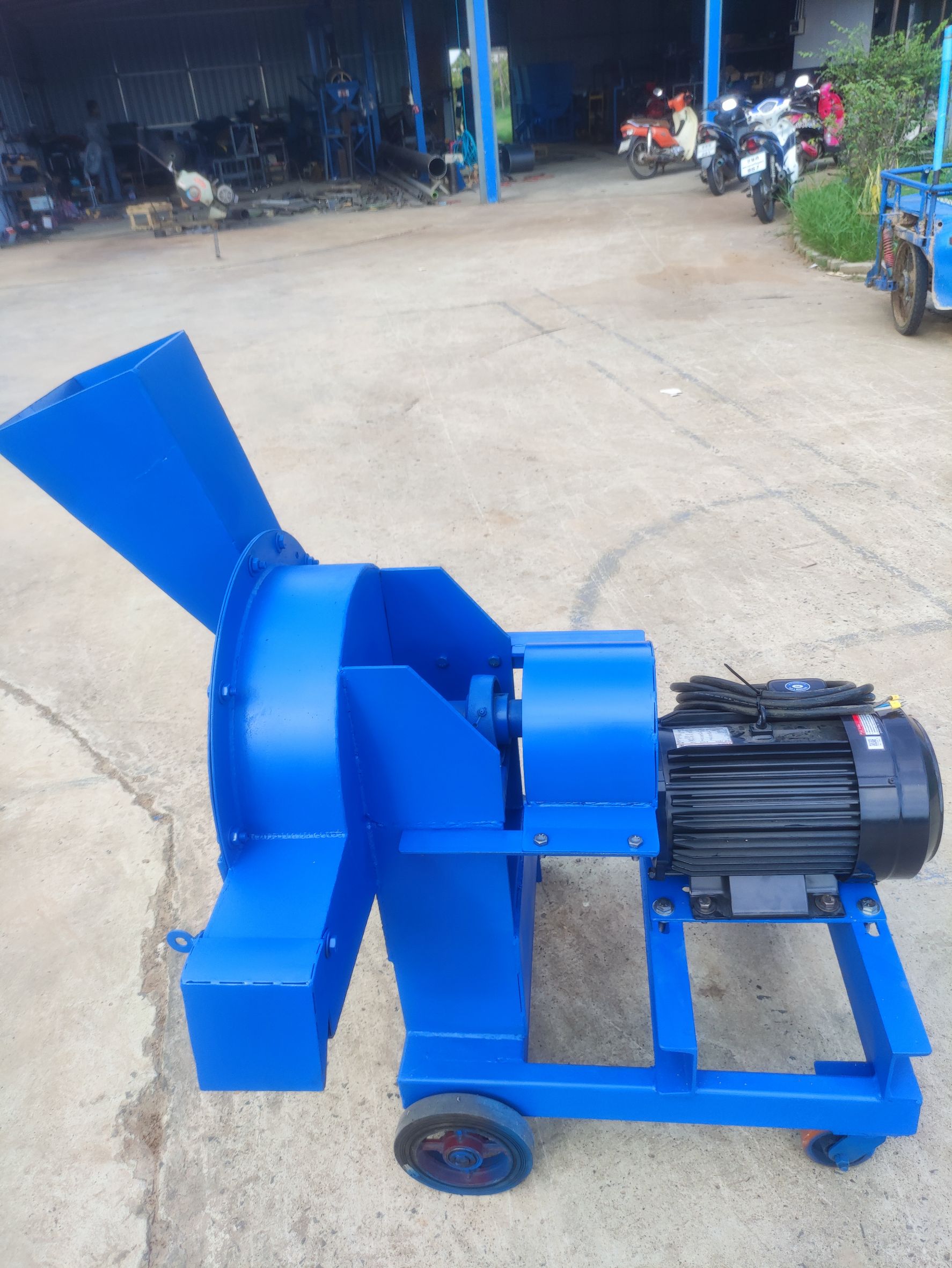 เครื่องสับกิ่งไม้ รุ่นใหม่ เครื่องพร้อมมอเตอร์ 10 เเรง ราคาประหยัด