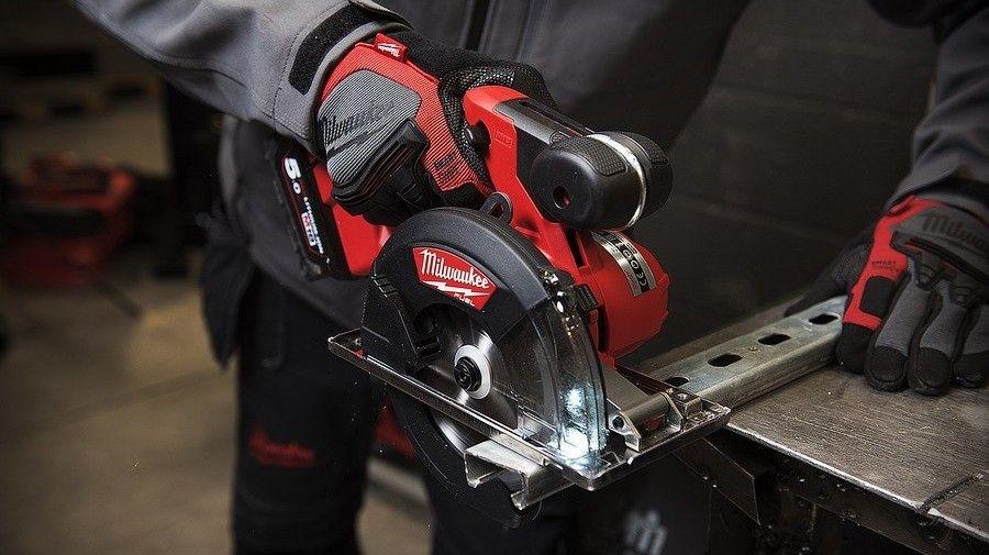 MILWAUKEE รุ่น M18 FMCS-0X เลื่อยวงเดือนตัดเหล็กไร้สายขนาด 150 มิลลิเมตร แรงดัน 18 โวลท์ เครื่องเปล่า