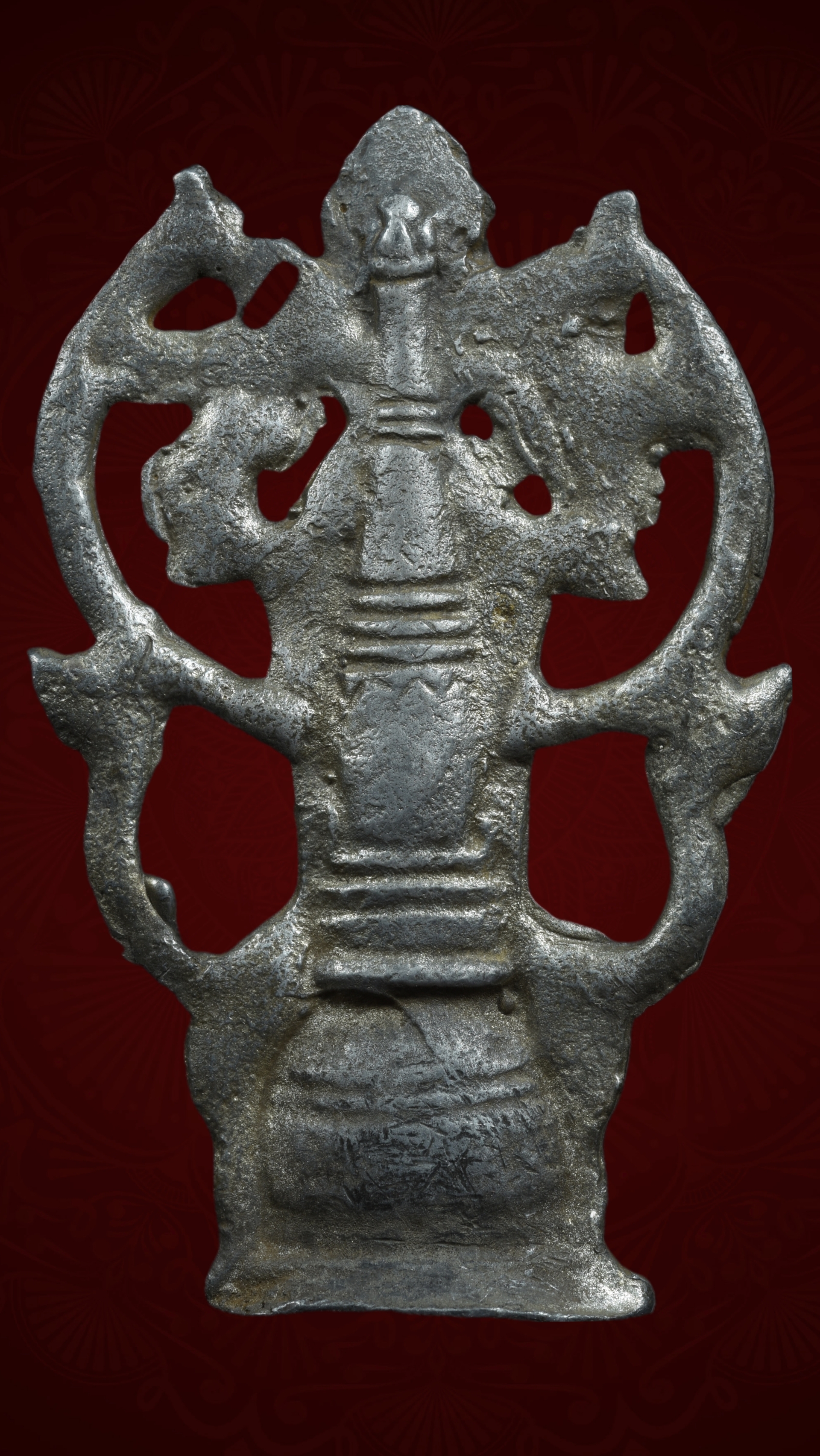 พระเชียงรุ้งนั่งซุ้มฉลุ หลังเจดีย์