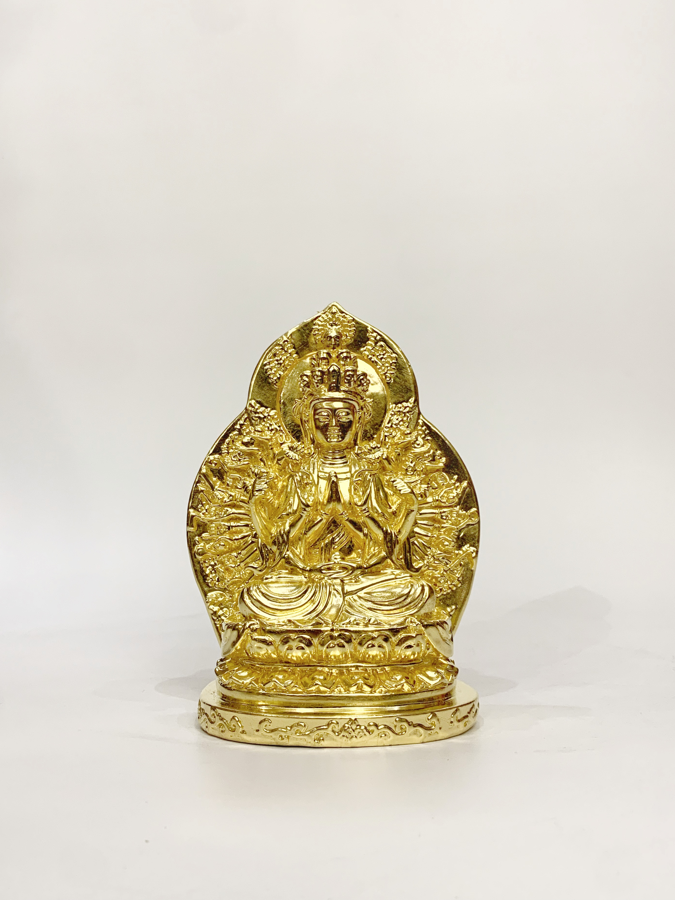 พระโพธิสัตว์กวนอิม เจ้าแม่กวนอิม ปางพันมือ (นั่ง)