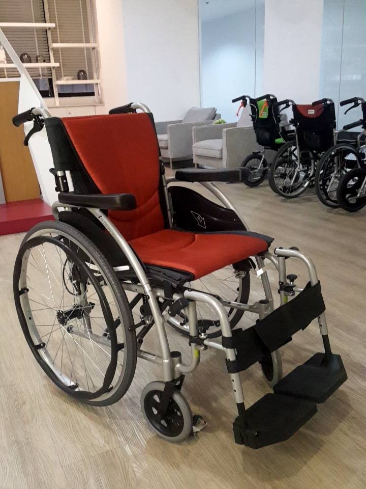 รถเข็นอลูมินัมอัลลอยด์คาร์ม่า S-Ergo 125 ( WheelChair KARMA S-Ergo 125) ถอดชิ้นส่วนได้ ที่พักแขนยกเปิดขึ้นได้ สะดวกต่อการเคลื่อนย้ายผู้ใช้งาน นั่งสบาย รองรับน้ำหนักสูงสุด 115 กิโลกรัม