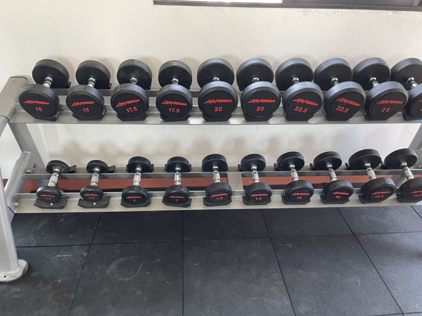 ดัมเบลหุ้มด้วยยางขนาด 2.5kg-25kg จำนวน 10 คู่พร้อมชั้นวางกว้าง50cmยาว258cmสูง85cm