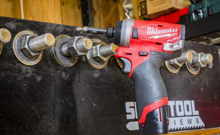 MILWAUKEE รุ่น M12 FID2-202 ไขควงกระแทกไร้สาย 12 โวลทฺ์ พร้อมแท่นชาร์จและแบตเตอรี่ 12V@2.0AH x 2 ก้อน