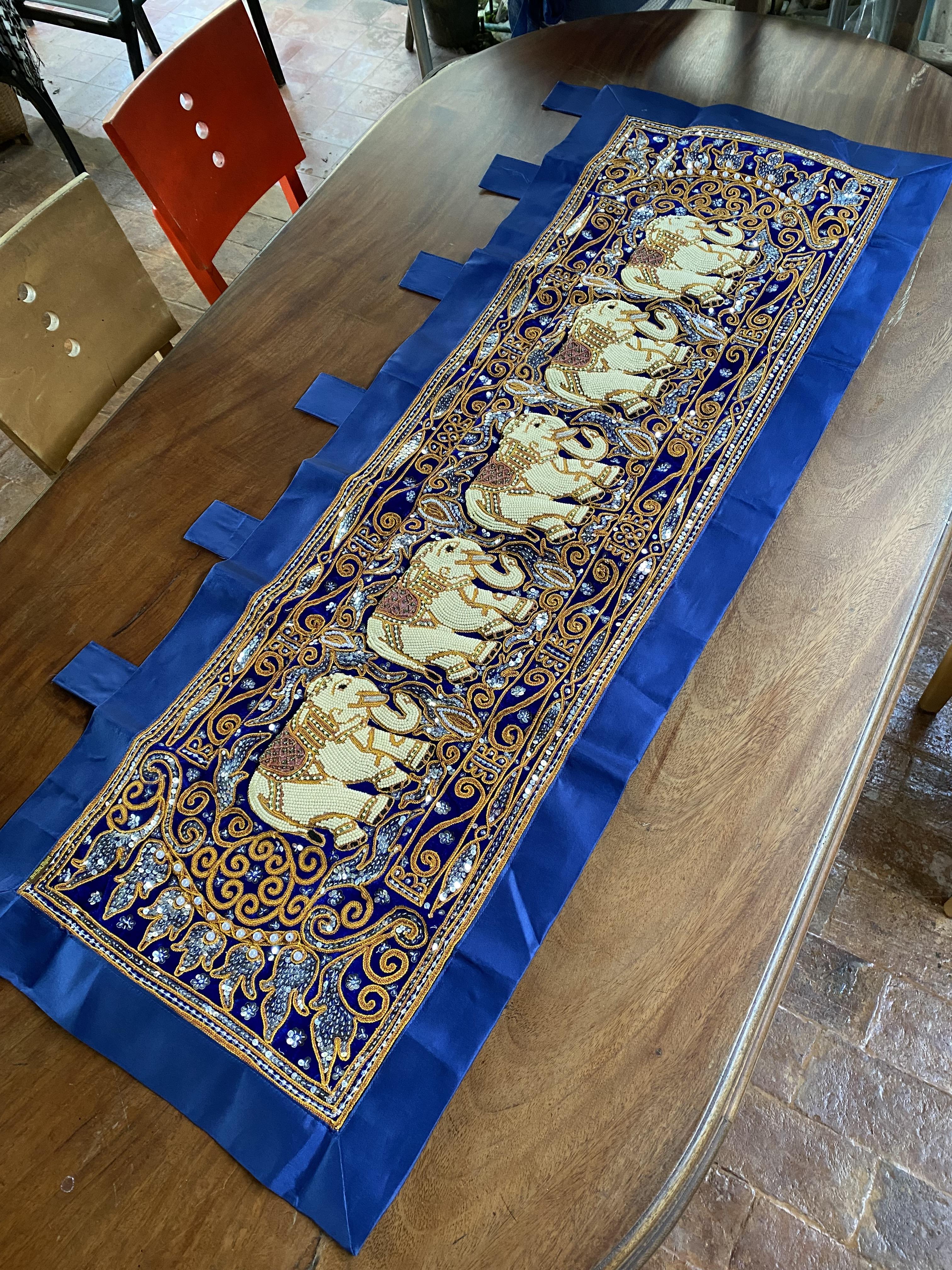 ผ้าปักช้าง แขวนผนัง แนวนอน ช้าง 5 ตัว ปักมุก และเลื่อม งานฝีมือพม่า elephant hand embroidery wall-hanging Myanmar