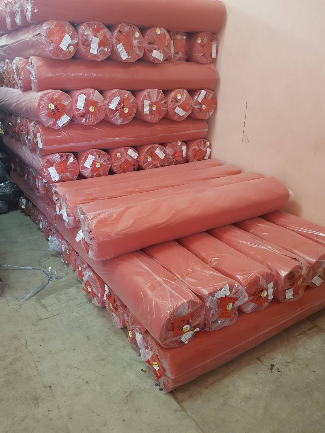 พรมอัดเรียบสีแดงสด กว้าง 1.50 m. แบ่งขายราคาพรมปูพื้น เมตรละ199 บาท