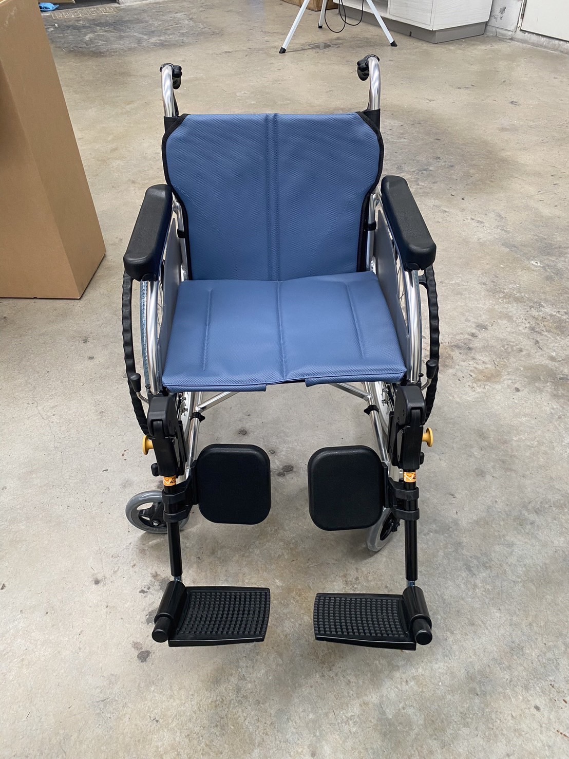 รถเข็นวีลแชร์ไซร้ใหญ่ อลูมิเนียม แบรนด์ญี่ปุ่น Matsunaga AR-500 (車いす) เบาะนั่งกว้างพิเศษ 20 นิ้ว + โครงที่พักเท้าแบบปรับได้ สามารถยกตรงได้ (Elevating Foot Rest) เหมาะกับผู้ใช้งานใส่เฝือกที่ขา รับน้ำหนักสูงสุด 130 กก. สำหรับคนมีรูปร่างอ้วน ใหญ่