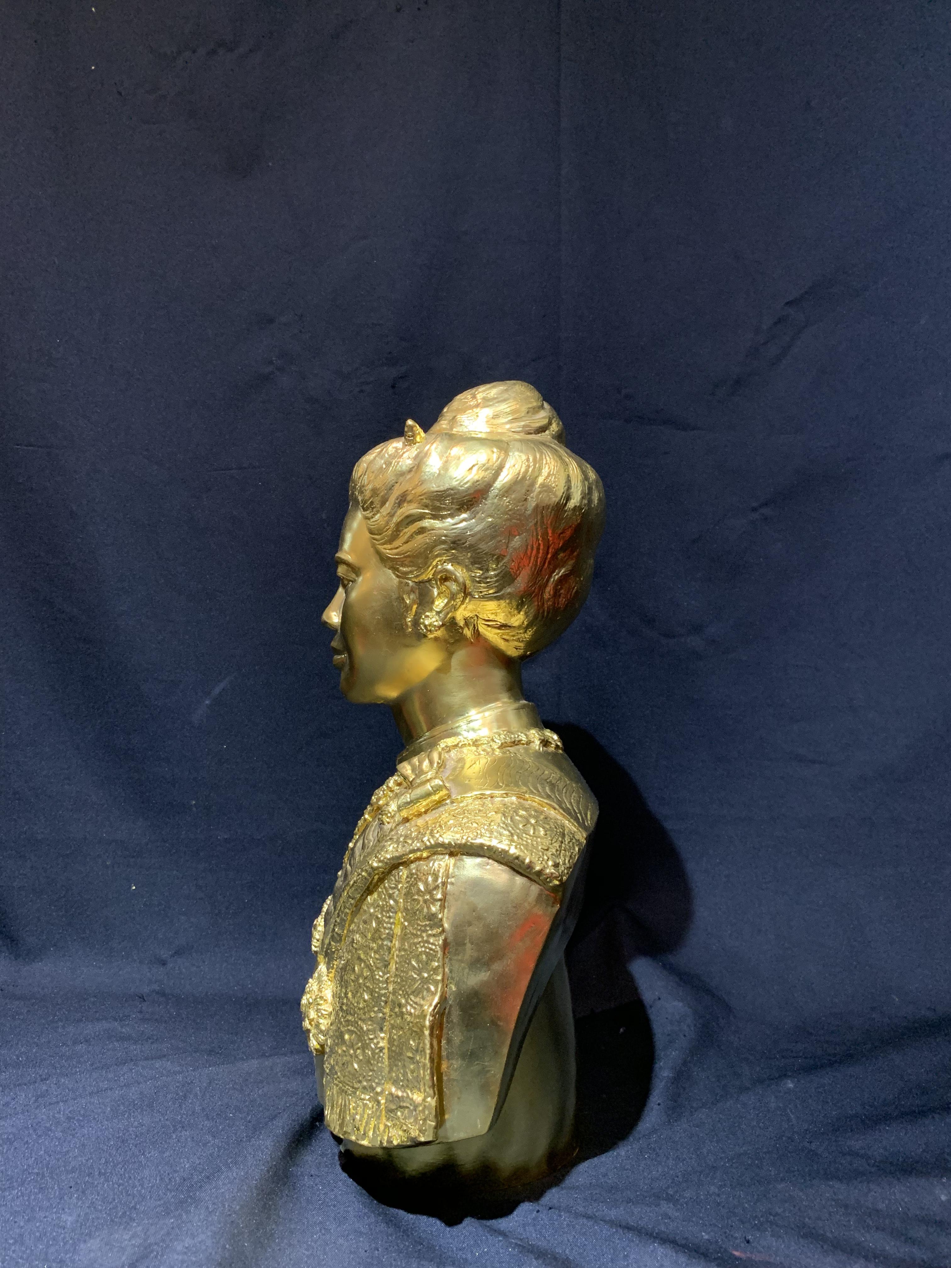 สมเด็จพระนางเจ้าสิริกิติ์ ครึ่งพระองค์