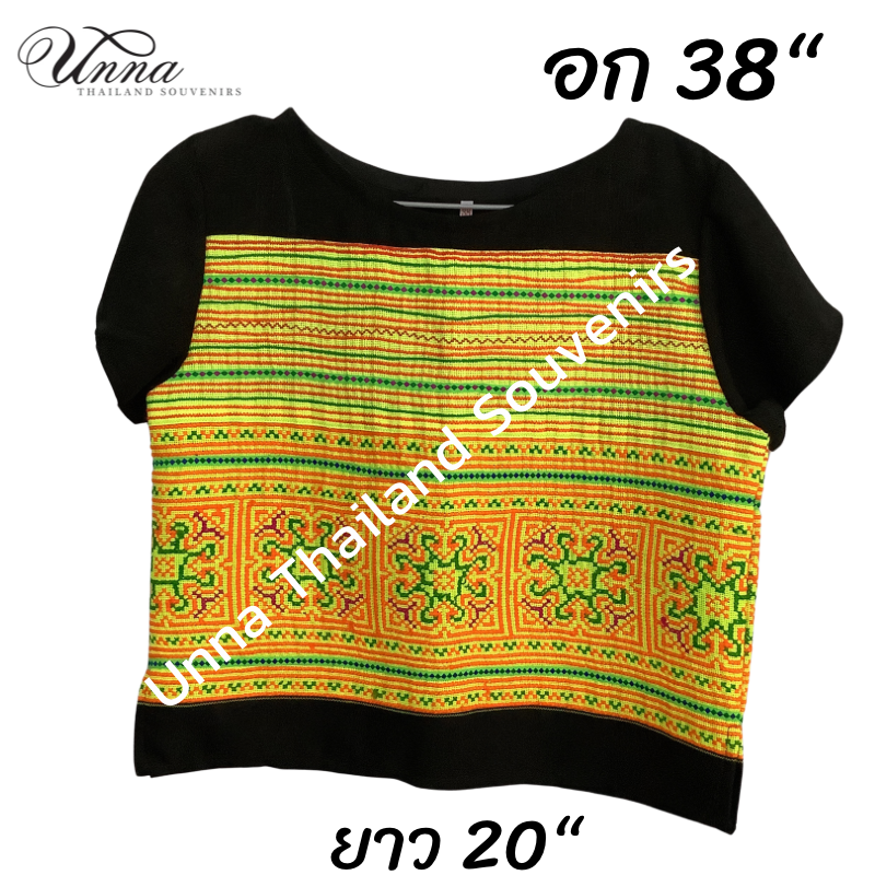 เสื้อแขนสั้น แต่งลายผ้าปักมือชนเผ่า ช่วงบนผ้าสีดำเป็นผ้าใยกัญชง อัดกาวทั้งตัว อก 38“ ยาว 20“