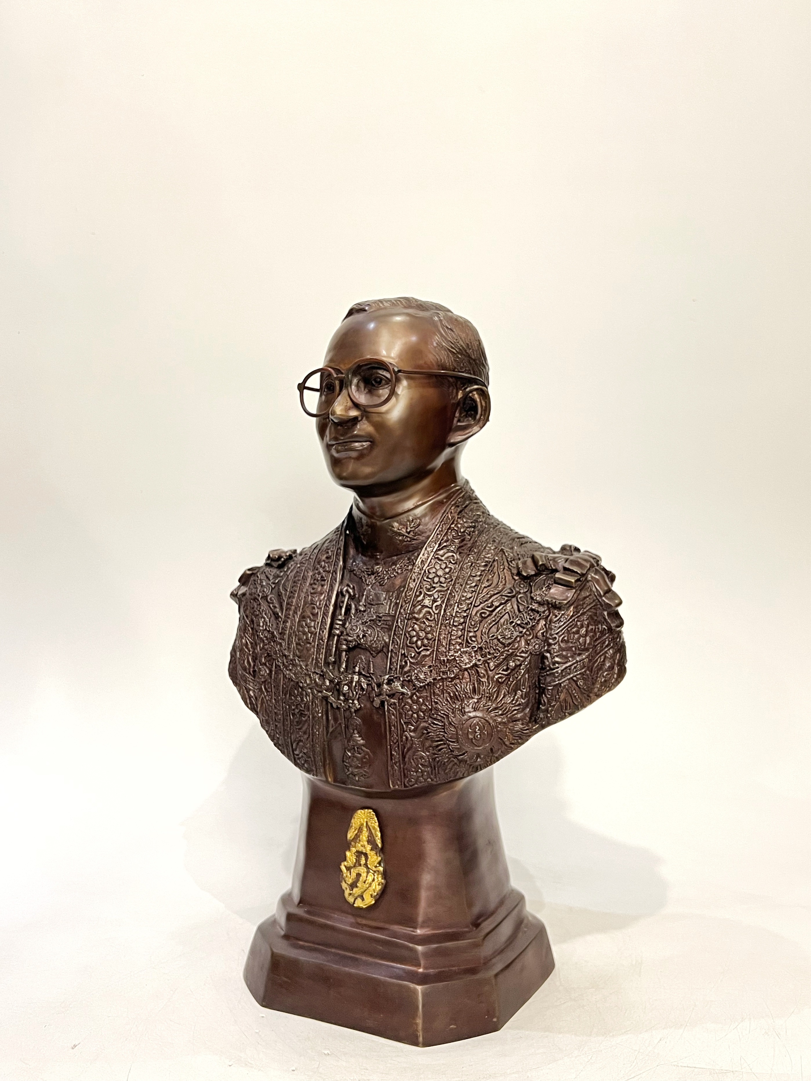 รัชกาลที่ 9 ครึ่งพระองค์