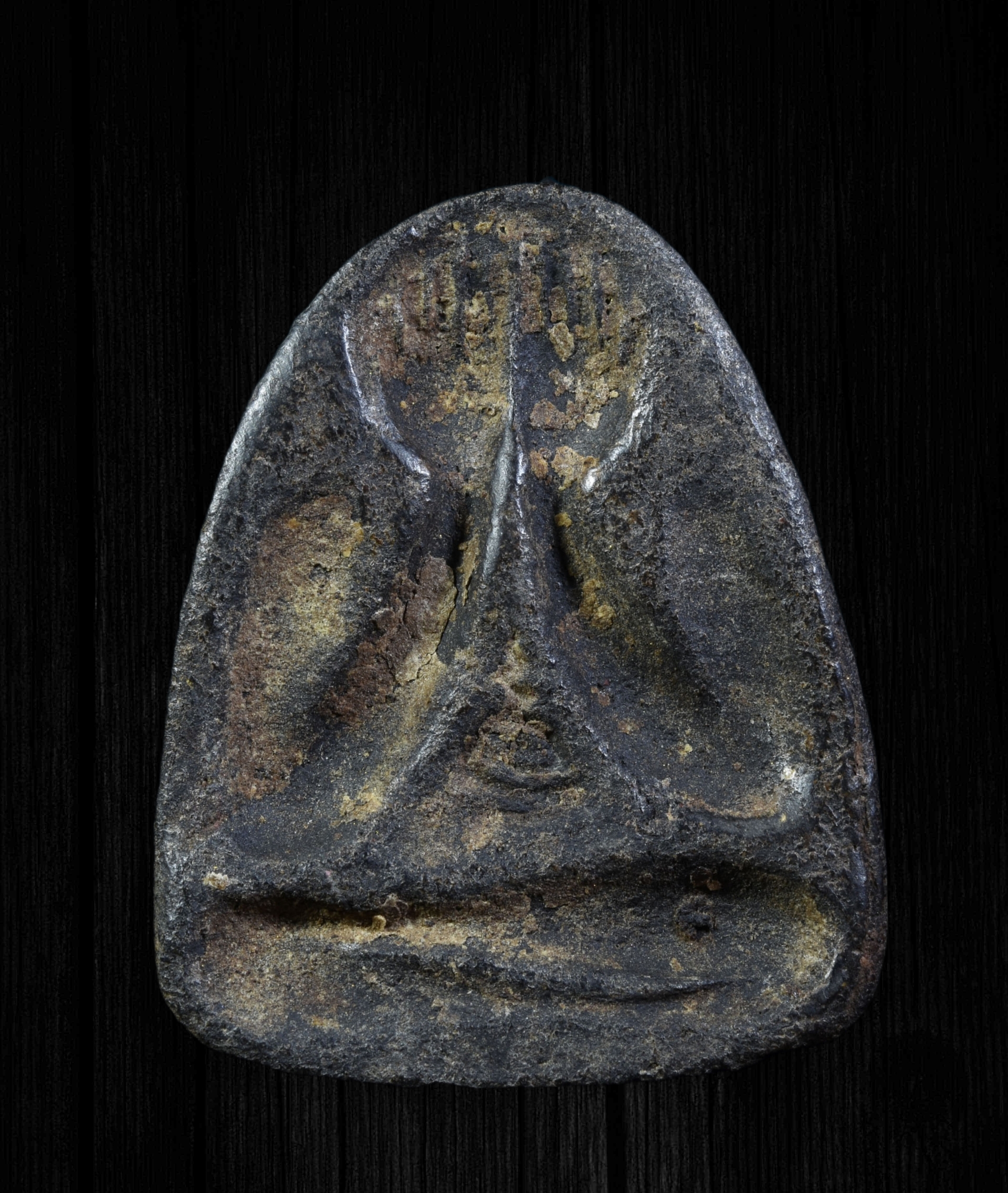 พระปิดตา เนื้อผงคลุกรัก องค์ใหญ่