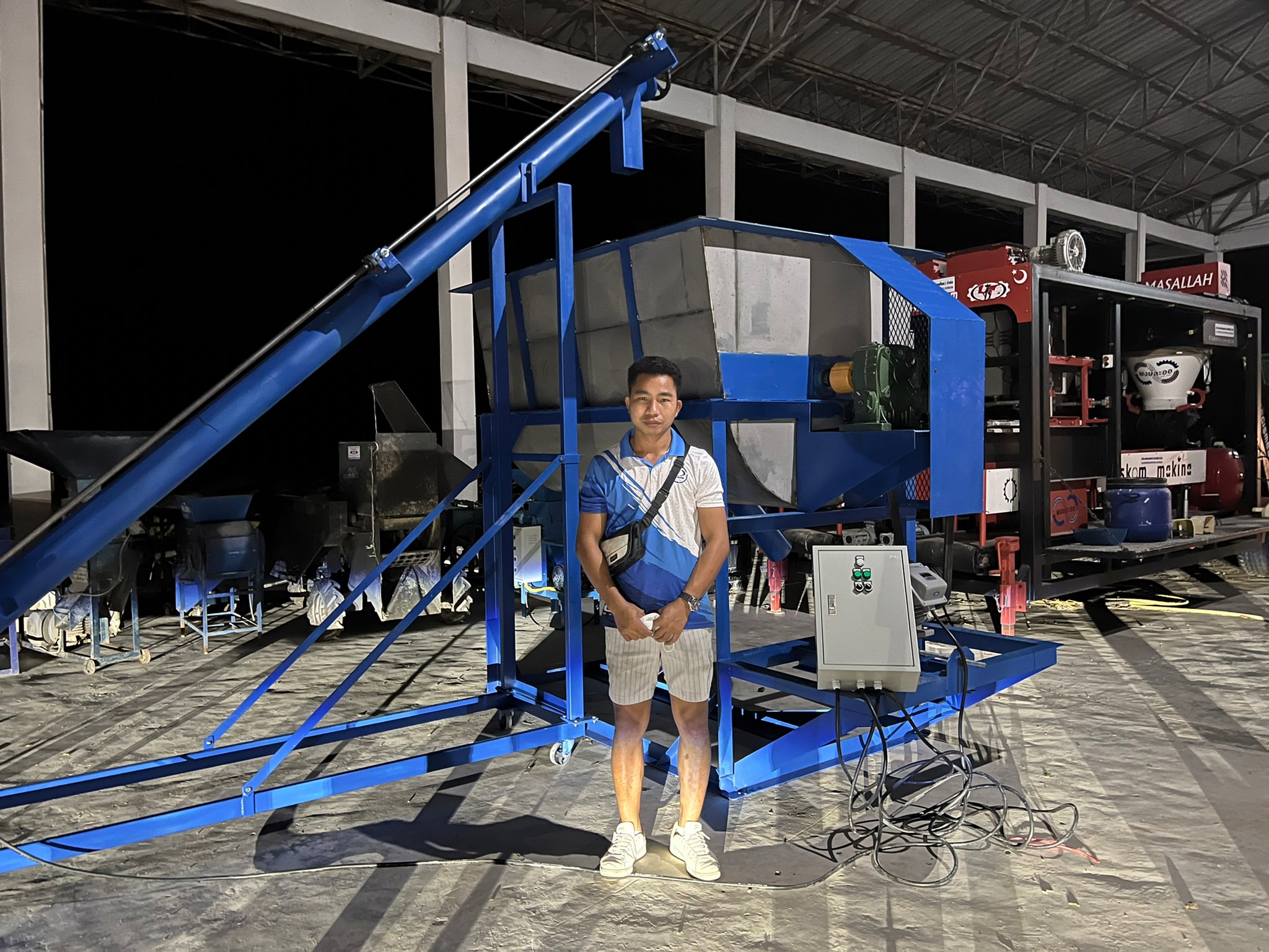 เครื่องผสมอาหารสัตว์เเละปุ๋ยขนาดถังผสม1ตัน งานKRK