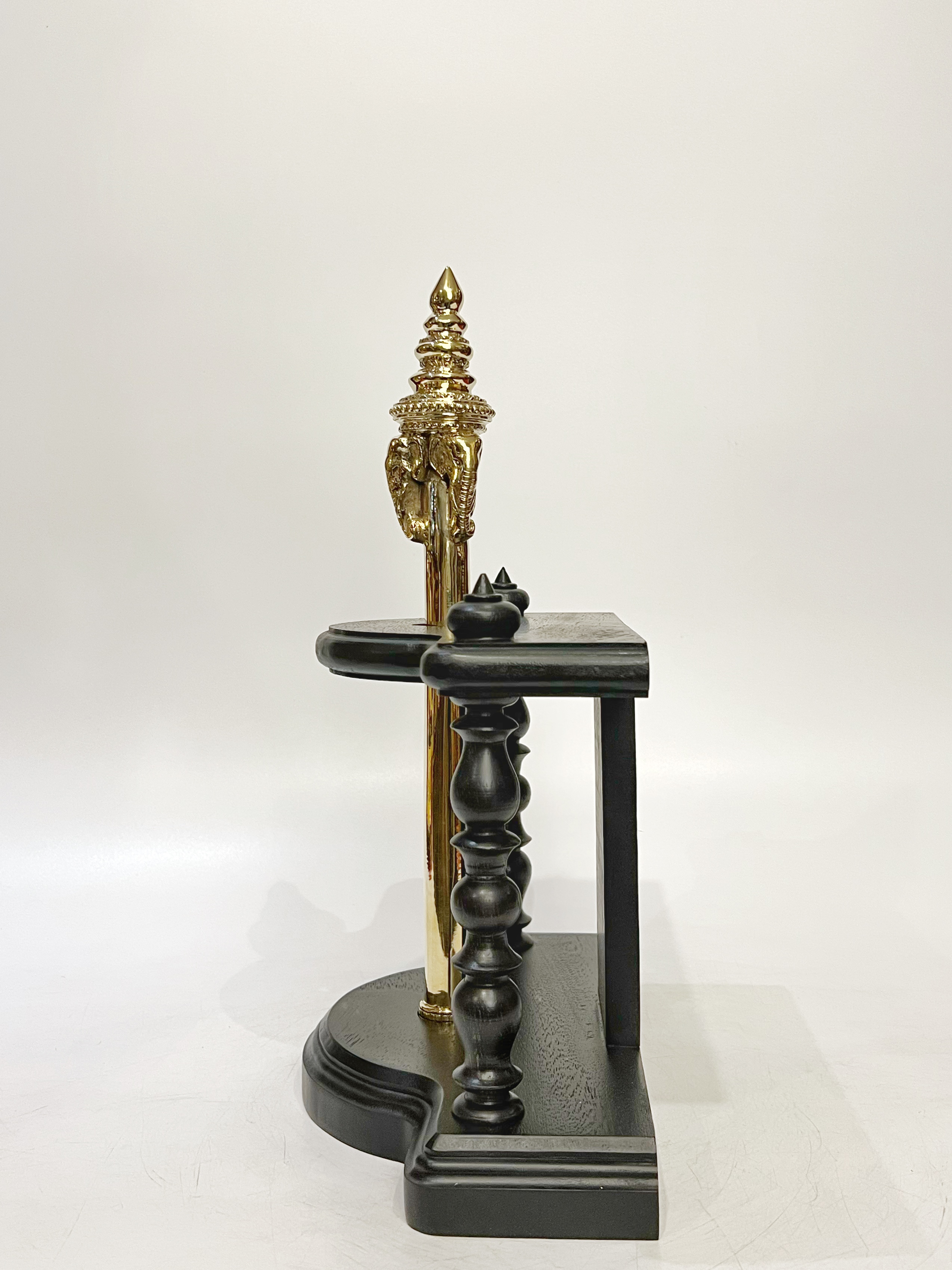 พระคฑาจอมพล (คฑาช้างสามเศียร) พร้อมแท่นวางไม้มะค่าแบบสองเสา