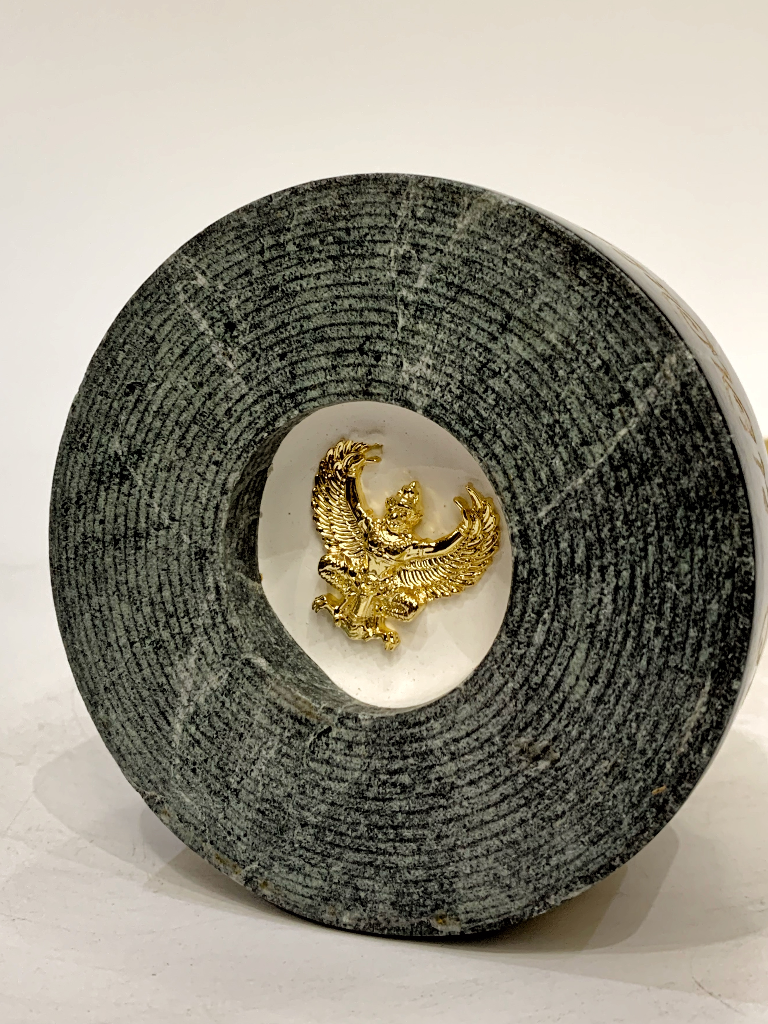 พญาครุฑ องค์บูชา รุ่น มหาเศรษฐี สูง 8 นิ้ว (ขนาดกลาง) พร้อมฐานมะค่า