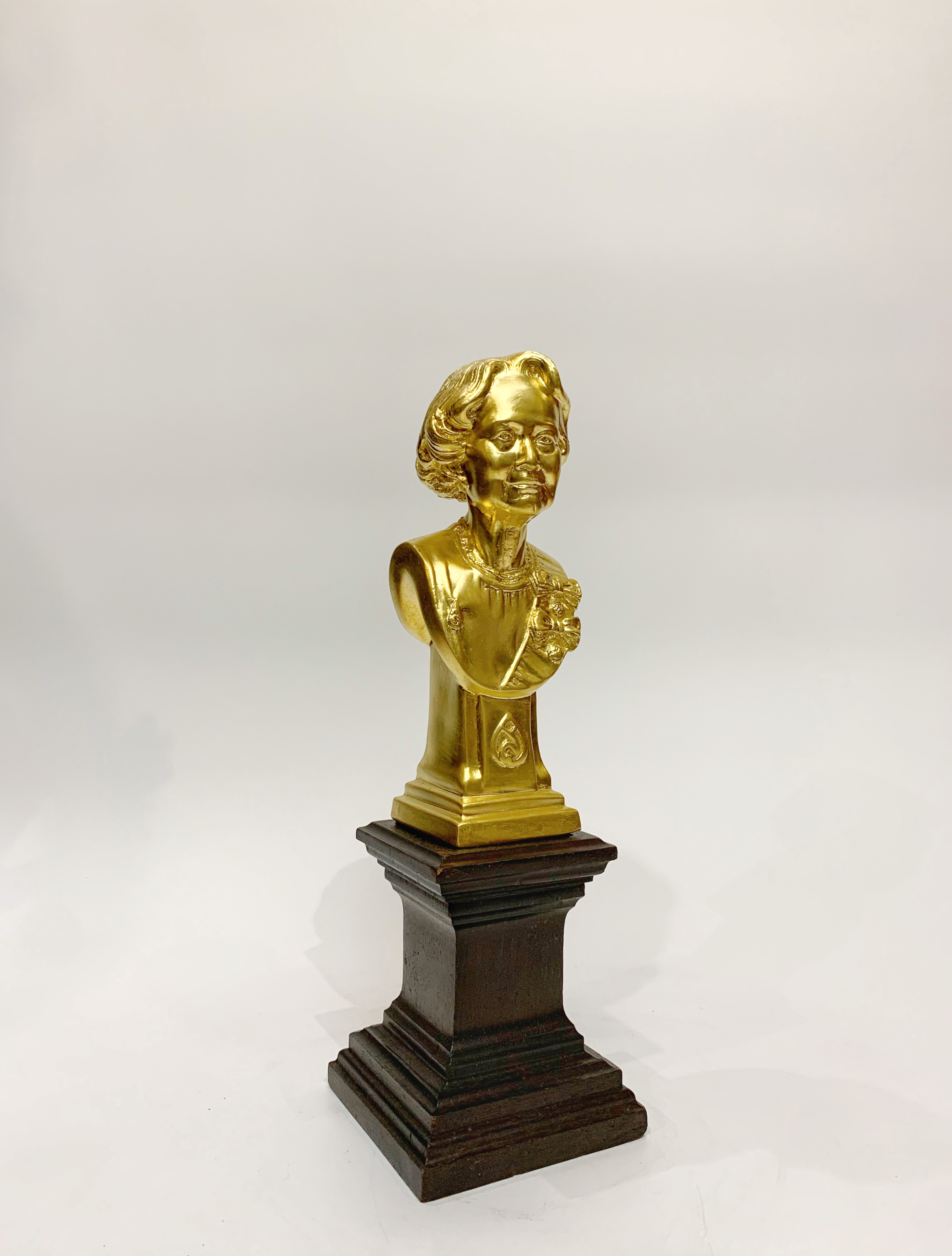 สมเด็จย่า ครึ่งพระองค์ พร้อมฐานไม้มะค่า