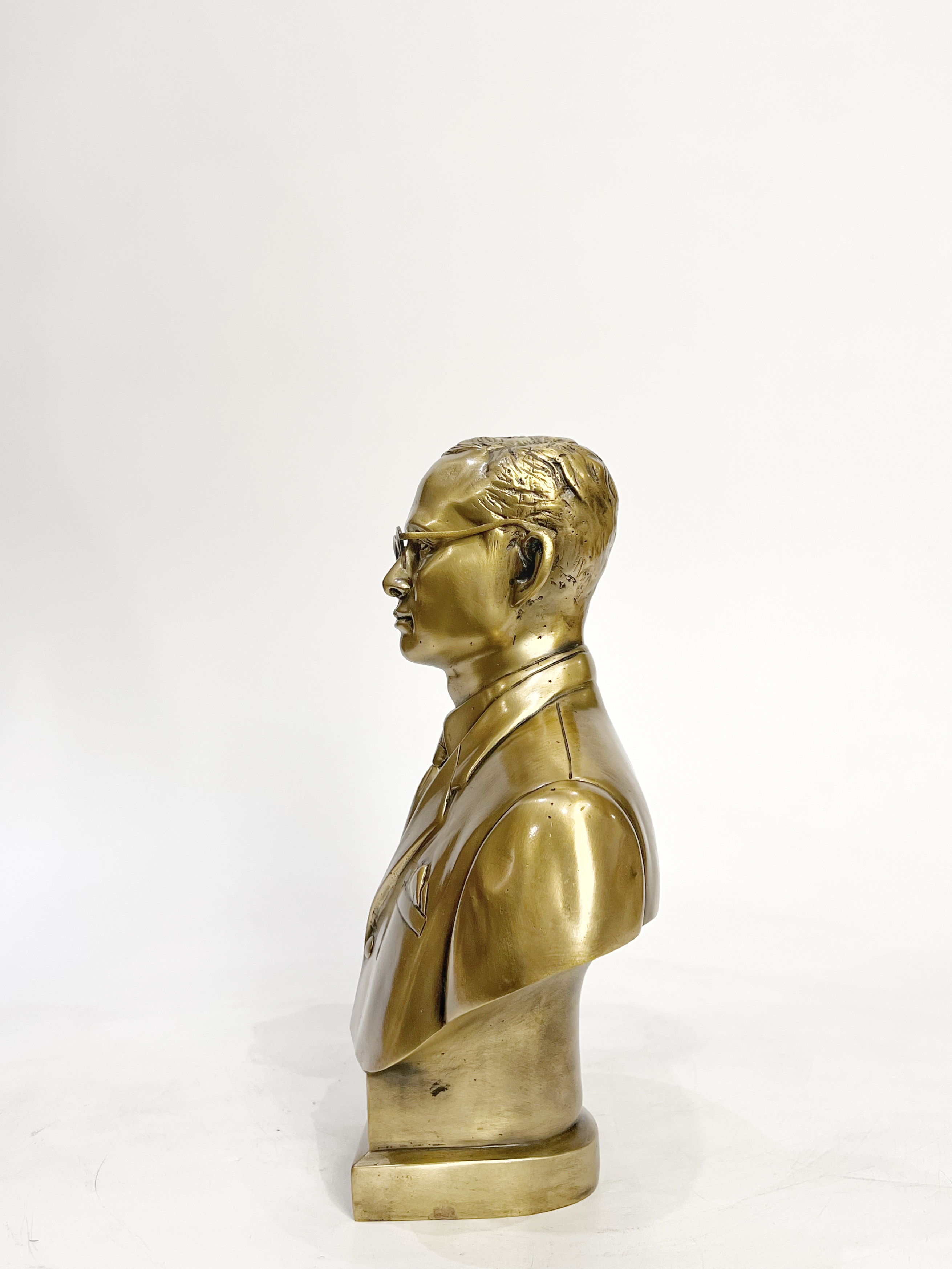 รัชกาลที่ 9 ครึ่งพระองค์