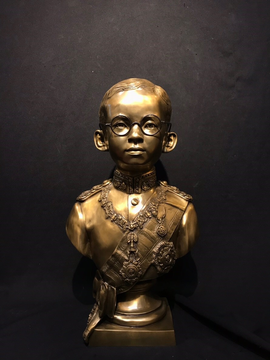 รัชกาลที่ 9 ครึ่งพระองค์ ทรงพระเยาว์