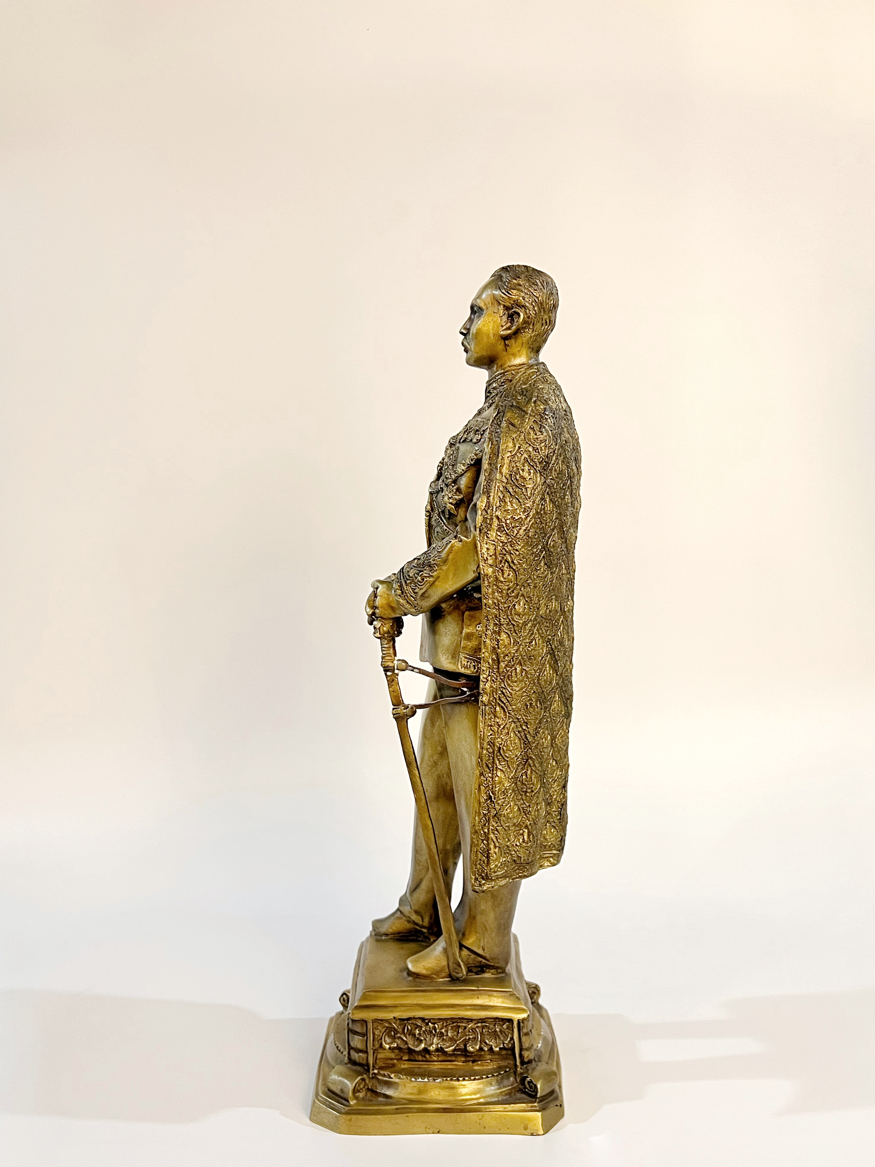 รัชกาลที่ 5 หน้าตัก 9 นิ้ว (กองทัพภาค2)