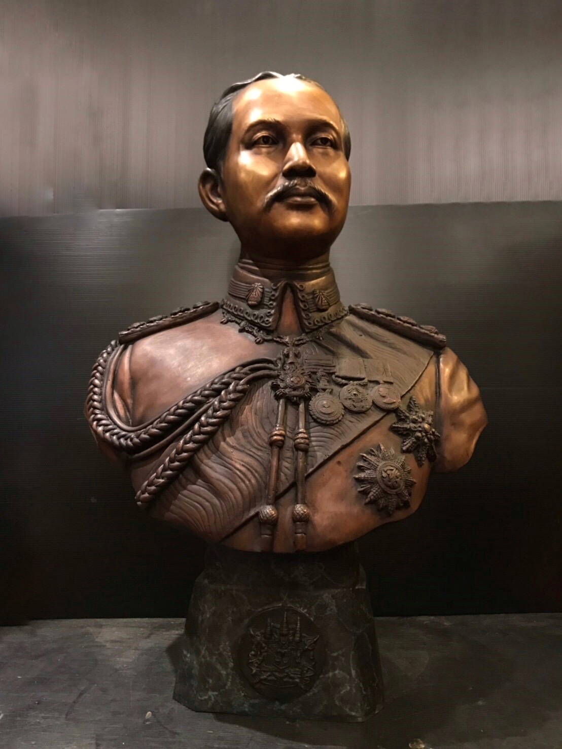 รัชกาลที่ 5 ครึ่งพระองค์ (ขนาดเท่าจริง)