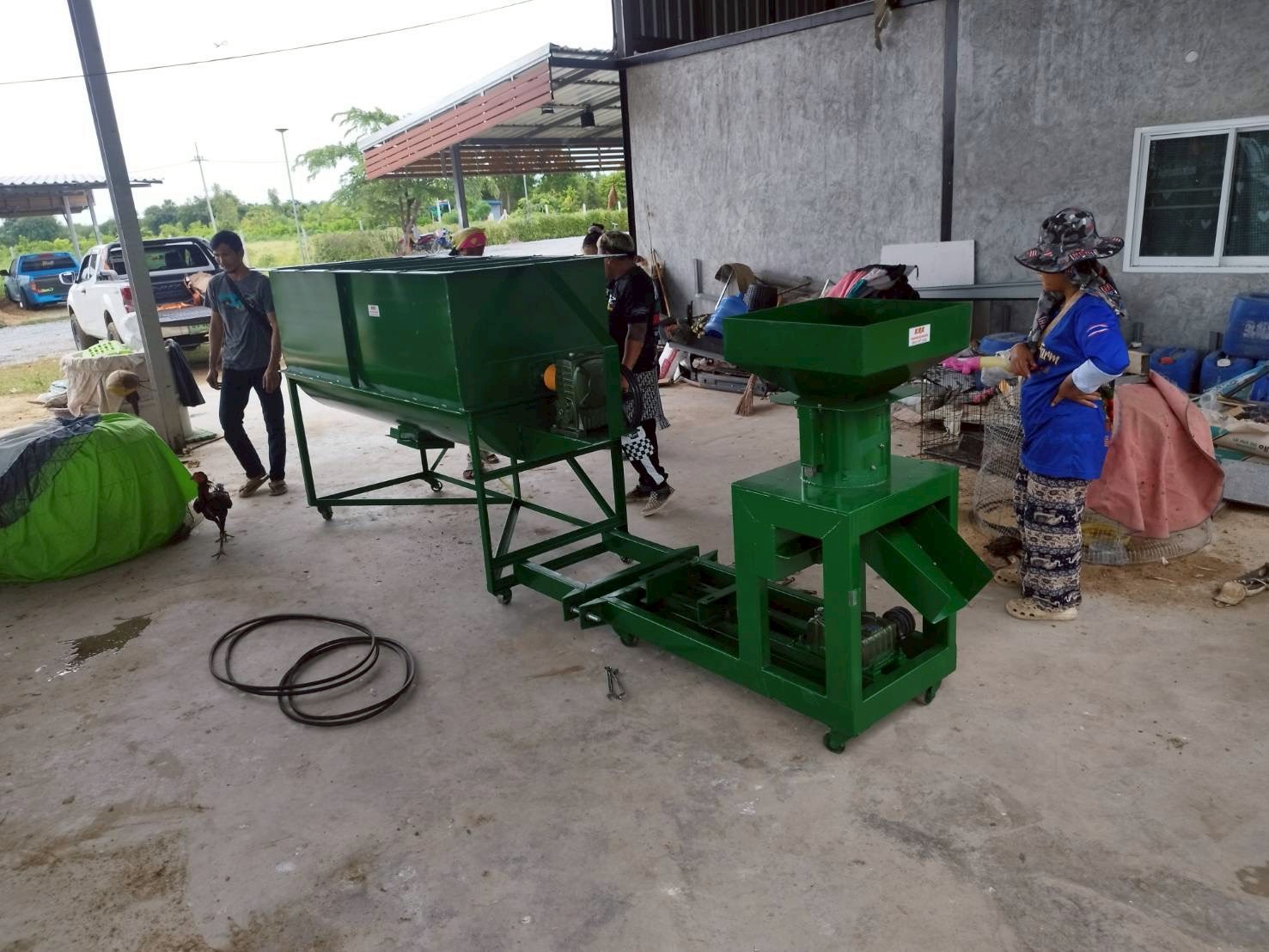 เครื่องผสมอาหาร ขนาด 300 โล คู่กับ อัดเม็ด ติดตั้งกับหัวรถไถเดินตาม