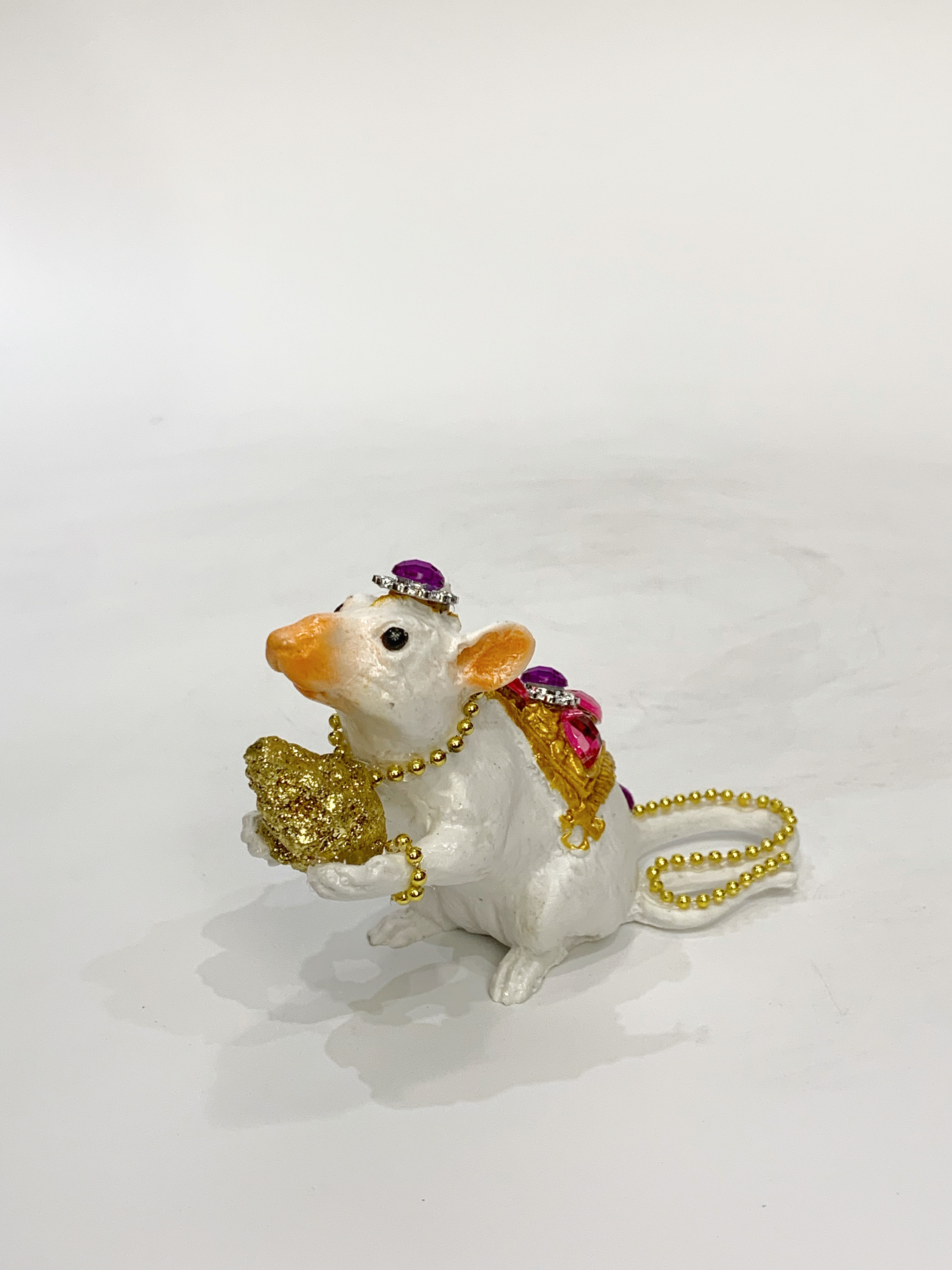 หนูมุสิกะ ถือขนม