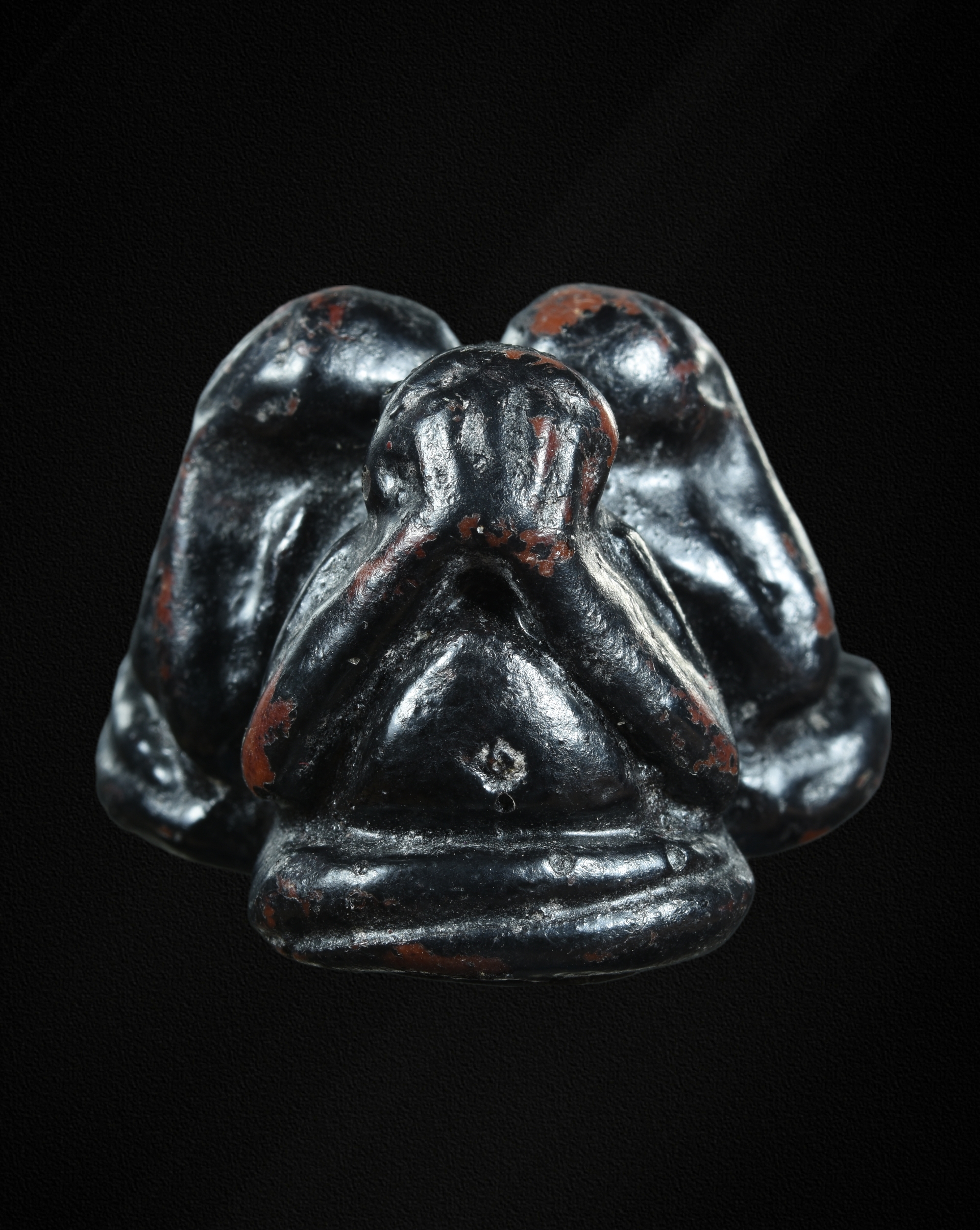 พระปิดตาสามเกลอ เนื้อผงคลุกรัก