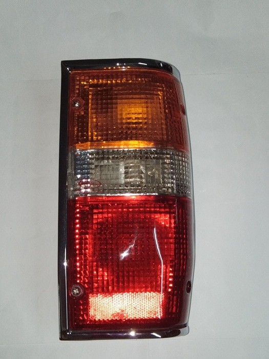 ไฟท้าย มิตซูบิชิ MITSUBISHI L200 ไซโคลน ขอบชุบ มีขั้วไฟ+หลอด ข้างขวา