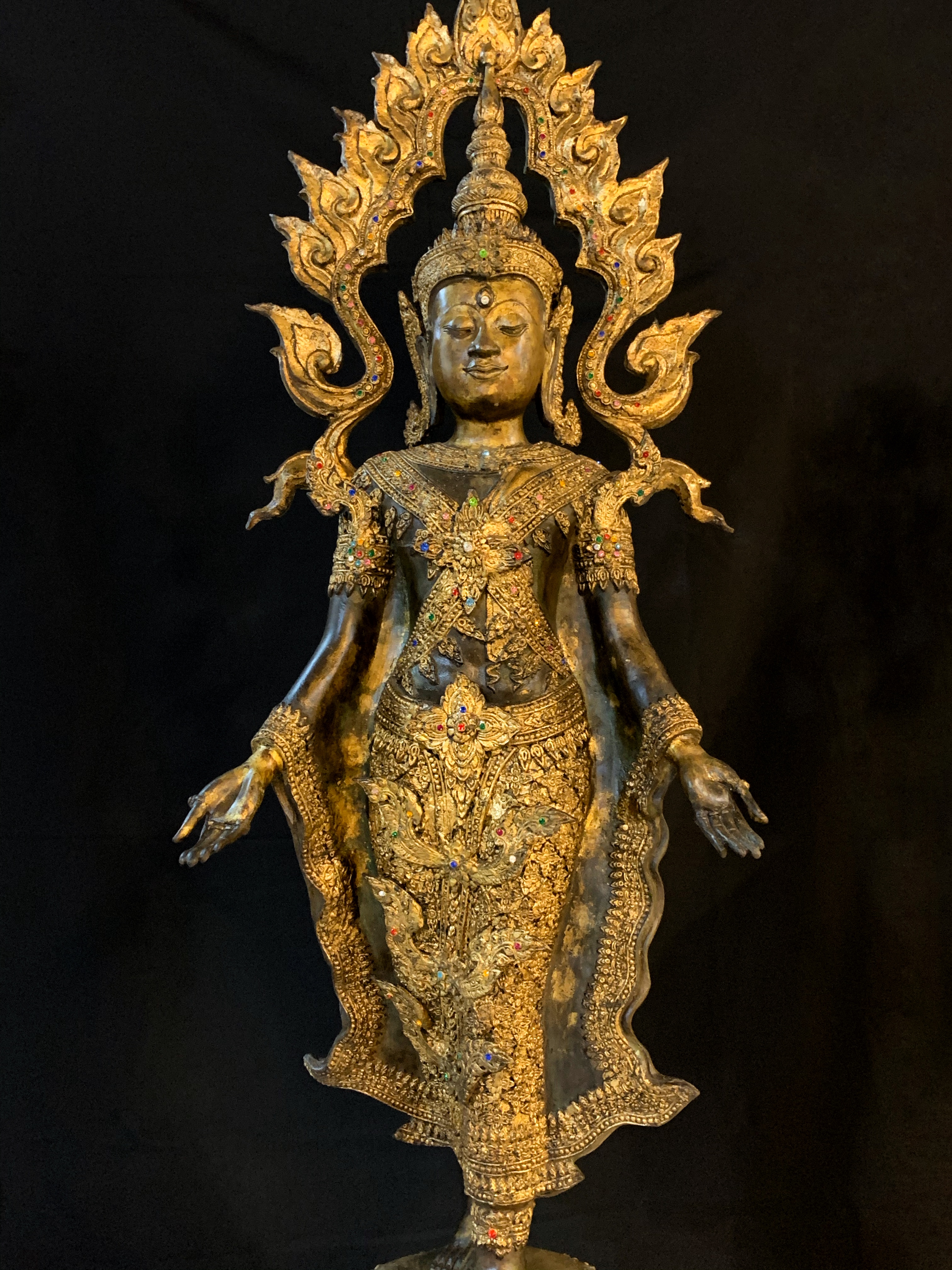 พระพุทธมหาจักรพรรดิ ปางเปิดโลก สูง 2 เมตร (ประดับพลอยกระจก)